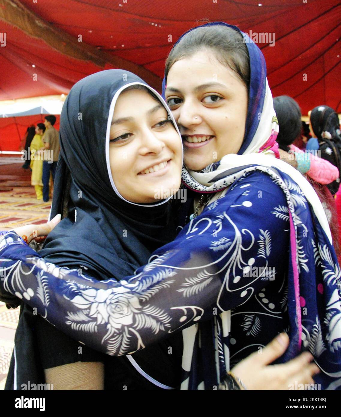 Bildnummer: 58366671  Datum: 20.08.2012  Copyright: imago/Xinhua (120820) -- LAHORE, Aug. 20, 2012 (Xinhua) -- Pakistani Muslim women hug after Eid al-Fitr prayer at the historical Badshahi Masjid Mosque in Lahore, eastern Pakistan, Aug. 20, 2012. Millions of Muslims across Asia began celebrating the Eid al-Fitr festival on Aug. 19, with feasting, family reunions and festivities. (Xinhua/Sajjad) (psw) PAKISTAN-LAHORE-EID-AL-FITR PUBLICATIONxNOTxINxCHN Gesellschaft Religion Islam x0x xst 2012 quadrat Highlight premiumd      58366671 Date 20 08 2012 Copyright Imago XINHUA  Lahore Aug 20 2012 XIN Stock Photo