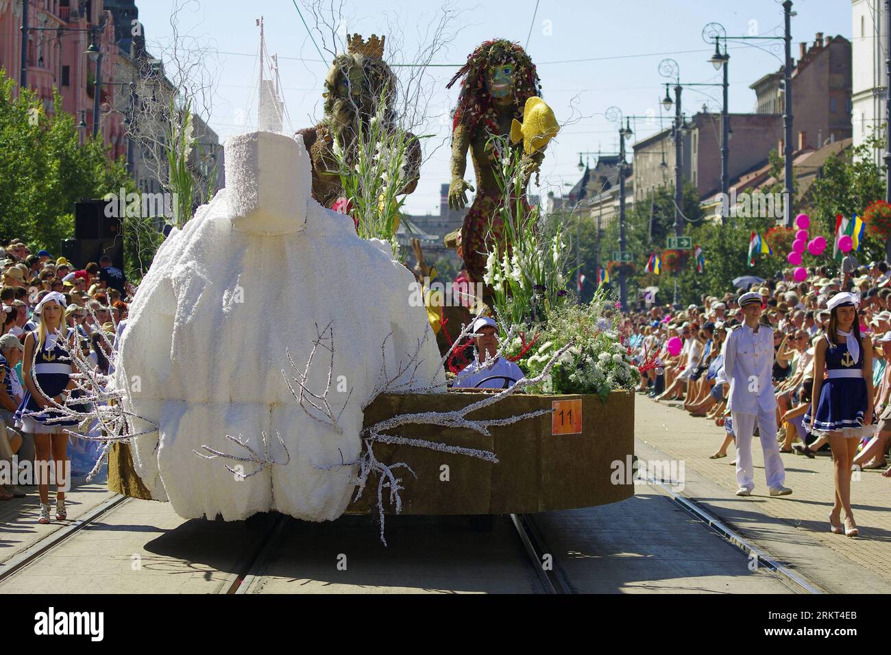 Bildnummer: 58367204  Datum: 20.08.2012  Copyright: imago/Xinhua DEBRECEN, Aug. 20, 2012 - A parade float is seen during the 43rd Flower Carnival in Debrecen, east Hungary, Aug. 20, 2011. Hungary on Monday marked the 1,012th anniversary of the founding of the Hungarian state. HUNGARY-DEBRECEN-NATIONAL DAY-PARADE FLOAT PUBLICATIONxNOTxINxCHN Gesellschaft Fest Straßenfest Straßenumzug x1x xst 2012 quer o00 Blumen Karneval Blumenkarneval     58367204 Date 20 08 2012 Copyright Imago XINHUA Debrecen Aug 20 2012 a Parade Float IS Lakes during The 43rd Flower Carnival in Debrecen East Hungary Aug 20 Stock Photo