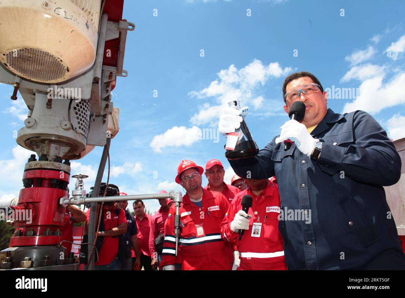 Bildnummer: 58375052  Datum: 22.08.2012  Copyright: imago/Xinhua (120823) -- MONAGAS, Aug. 23, 2012 (Xinhua) -- President of Venezuela Hugo Chavez (R) shows crude oil sample during a visit to the oil-rich Orinoco belt in Morichal, Venezuela, on Aug. 22, 2012. (Xinhua/Presidency of Venezuela) (mp) (sp) VENEZUELA-MONAGAS-CHAVEZ PUBLICATIONxNOTxINxCHN People Politik xjh x0x premiumd Highlight 2012 quer      58375052 Date 22 08 2012 Copyright Imago XINHUA  Monagas Aug 23 2012 XINHUA President of Venezuela Hugo Chavez r Shows Crude Oil Sample during a Visit to The Oil Rich Orinoco Belt in Morichal Stock Photo