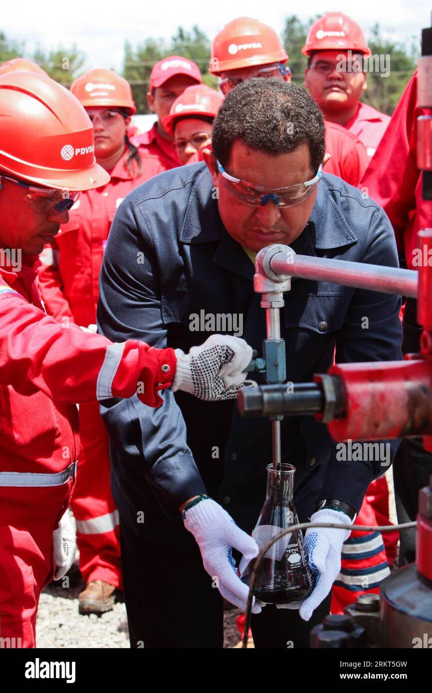 Bildnummer: 58375051  Datum: 22.08.2012  Copyright: imago/Xinhua (120823) -- MONAGAS, Aug. 23, 2012 (Xinhua) -- President of Venezuela Hugo Chavez collects crude oil sample during a visit to the oil-rich Orinoco belt in Morichal, Venezuela, on Aug. 22, 2012. (Xinhua/Presidency of Venezuela) (mp) (sp) VENEZUELA-MONAGAS-CHAVEZ PUBLICATIONxNOTxINxCHN People Politik xjh x0x premiumd Highlight 2012 hoch      58375051 Date 22 08 2012 Copyright Imago XINHUA  Monagas Aug 23 2012 XINHUA President of Venezuela Hugo Chavez Collect Crude Oil Sample during a Visit to The Oil Rich Orinoco Belt in Morichal V Stock Photo