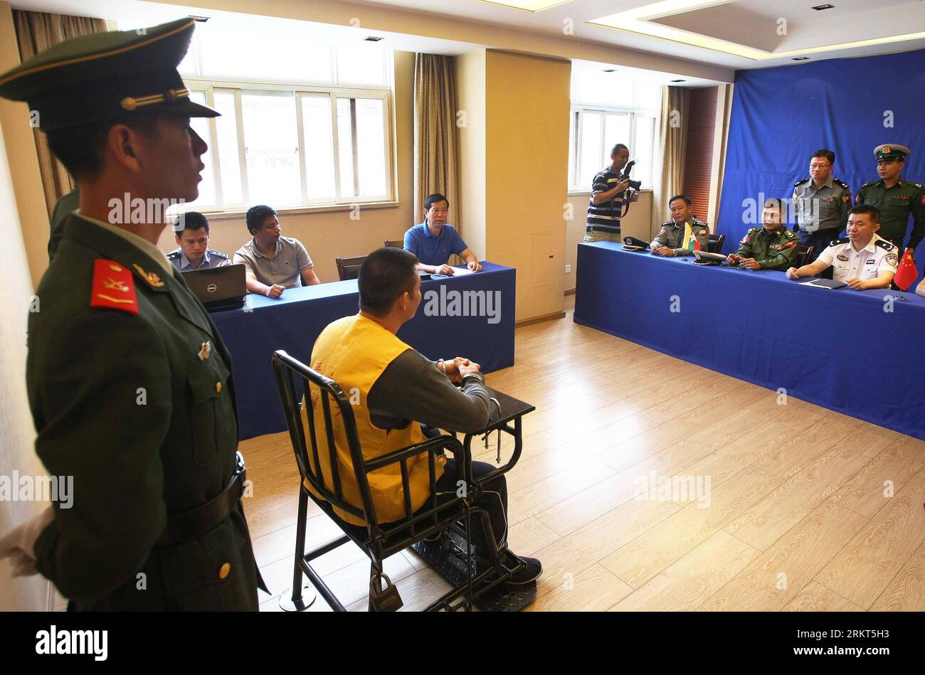 Bildnummer: 58375041  Datum: 22.08.2012  Copyright: imago/Xinhua (120823) -- KUNMING, Aug. 23, 2012 (Xinhua) -- The rights of Naw Kham (2nd L Front), a drug lord suspected of masterminding the murders of 13 Chinese sailors on Oct. 5, 2011, are read during an interrogation held by Chinese and Myanmar military and police officers in Kunming, capital of southwest China s Yunnan Province, Aug. 22, 2012. A team of Myanmar military and police officers arrived Wednesday in Kunming to interrogate Naw Kham, who is believed to be associated with the Mekong River murders in October 2011, at the invitatio Stock Photo