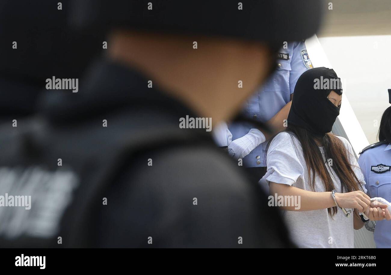 Bildnummer: 58384209  Datum: 25.08.2012  Copyright: imago/Xinhua (120825) -- BEIJING, Aug. 25, 2012 (Xinhua) -- A suspect involved in serious crimes of violence against Chinese citizens in Angola is escorted to get off the plane after arriving in Beijing, capital of China, Aug. 25, 2012. A total of 37 suspects involved in serious crimes such as kidnapping, robbery, racketeering and forced prostitution were escorted from Angola to China. (Xinhua/Qi Heng) (ry) CHINA-BEIJING-SUSPECTS-ANGOLA-RETURN (CN) PUBLICATIONxNOTxINxCHN Gesellschaft Kriminalität Überführung Flugzeug xjh x0x premiumd 2012 que Stock Photo