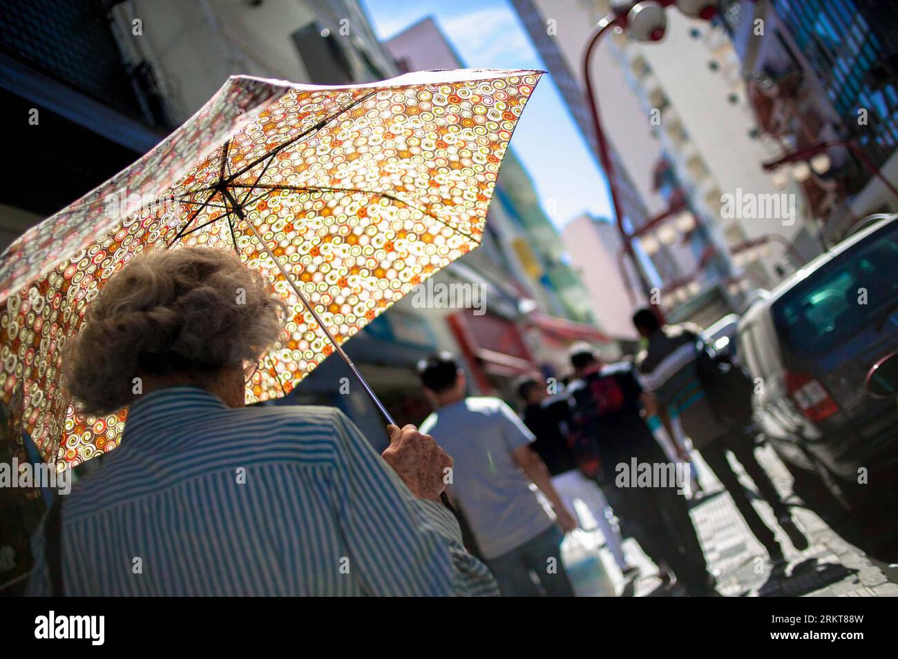 Bildnummer: 58405063  Datum: 30.08.2012  Copyright: imago/Xinhua (120830) -- SAO PAULO, Aug. 30, 2012 (Xinhua) -- A lady walks down the street in Liberdade, Sao Paulo, Brazil, Aug. 21, 2012. There are about 200,000 Chinese immigrants now living in Liberdade, according to the Chinese Consulate in Sao Paulo. (Xinhua/Marcos Mendes) (zf) BRAZIL-SAO PAULO-LIBERDADE-CHINESE IMMIGRANTS PUBLICATIONxNOTxINxCHN Gesellschaft Migranten China Town Brasilien x0x xgw 2012 quer      58405063 Date 30 08 2012 Copyright Imago XINHUA  Sao Paulo Aug 30 2012 XINHUA a Lady Walks Down The Street in Liberdade Sao Paul Stock Photo