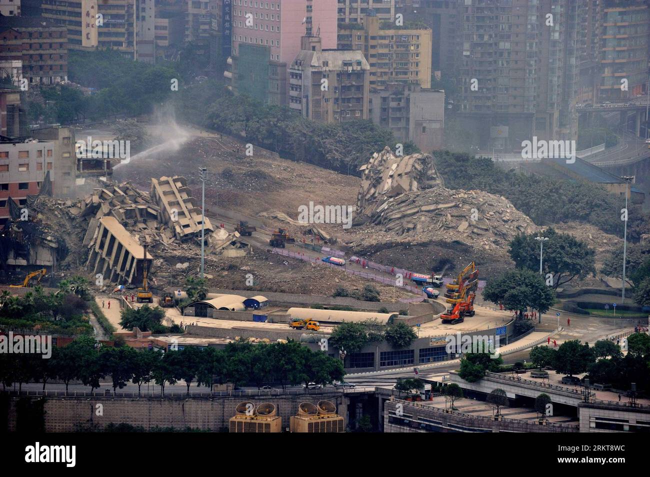 Bildnummer: 58406478  Datum: 30.08.2012  Copyright: imago/Xinhua (120830) -- CHONGQING, Aug. 30, 2012 (Xinhua) -- Excavators are seen at blasting demolition site of the passenger terminal of Chongqing Port and the Three Gorges Hotel in Chongqing, southwest China, Aug. 30, 2012. The 32-storeyed landmark passenger terminal and the hotel, which face the city s Chaotianmen Square, were demolished by directional blasting on Thursday. A new building with complex functions of transportation hub, tourism, trade and business will be built as an improving project of Chaotianmen area. (Xinhua/Li Jian)(mc Stock Photo