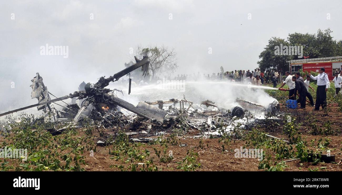 Bildnummer: 58406492  Datum: 30.08.2012  Copyright: imago/Xinhua (120830) -- JAMNAGAR (INDIA), Aug. 30, 2012 (Xinhua) -- Rescuers dose the wreckage of a crashed MI-17 helicopter after the collision accident near Sarmath village in Jamnagar district of Gujarat, India, Aug. 30, 2012. At least eight Indian Air Force (IAF) personnel were killed when two MI-17 IAF helicopters collided mid-air on Thursday. (Xinhua/Stringer) INDIA-GUJARAT-HELICOPTER-CRASH PUBLICATIONxNOTxINxCHN Gesellschaft Unfall Schäden Absturz Hubschrauber Hubschrauberabsturz xmb x0x 2012 quer      58406492 Date 30 08 2012 Copyrig Stock Photo