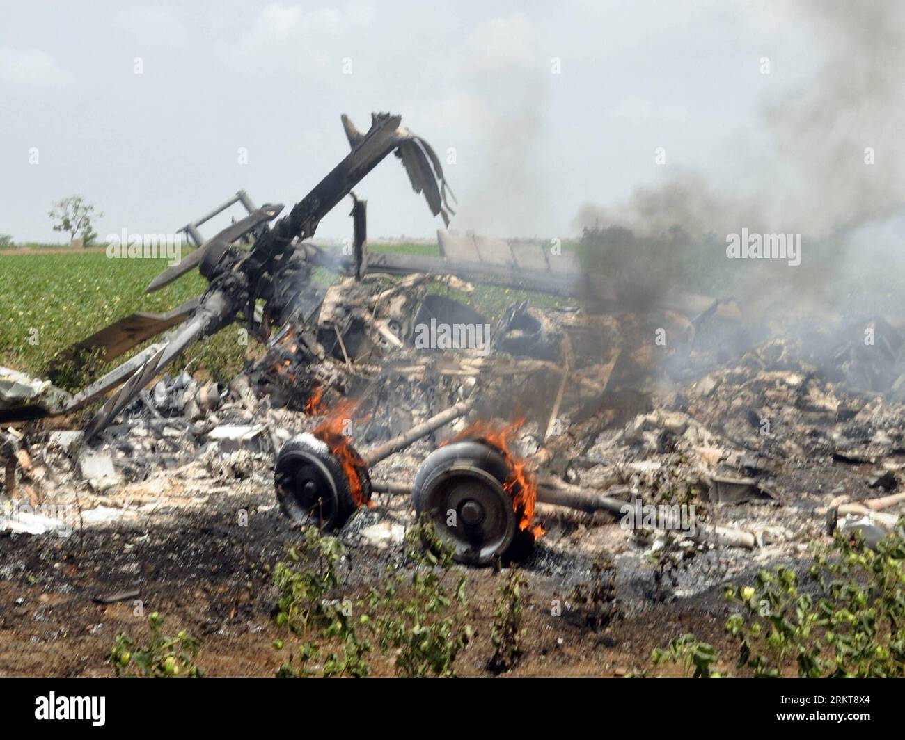 Bildnummer: 58406491  Datum: 30.08.2012  Copyright: imago/Xinhua (120830) -- JAMNAGAR (INDIA), Aug. 30, 2012 (Xinhua) -- A damaged MI-17 helicopter is seen following the collision accident near Sarmath village in Jamnagar district of Gujarat, India, Aug. 30, 2012. At least eight Indian Air Force (IAF) personnel were killed when two MI-17 IAF helicopters collided mid-air on Thursday. (Xinhua/Stringer) INDIA-GUJARAT-HELICOPTER-CRASH PUBLICATIONxNOTxINxCHN Gesellschaft Unfall Schäden Absturz Hubschrauber Hubschrauberabsturz xmb x0x 2012 quer      58406491 Date 30 08 2012 Copyright Imago XINHUA Stock Photo