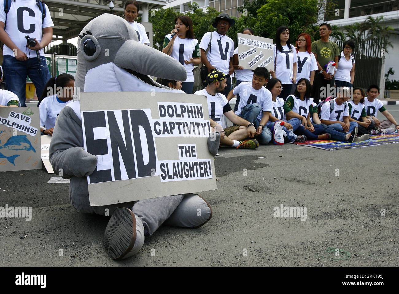 Bildnummer: 58410178  Datum: 31.08.2012  Copyright: imago/Xinhua (120831) -- MANILA, Aug. 31, 2012 (Xinhua) -- attend a protest against dolphin slaughter in front of the Japanese Embassy in Pasay City, the Philippines, Aug. 31, 2012. The protestors called for the end of the annual dolphin slaughter in Japan starting in September. (Xinhua/Rouelle Umali) PHILIPPINES-MANILA-DOLPHIN CAPTIVITY-PROTEST PUBLICATIONxNOTxINxCHN Gesellschaft Demo Protest Tierschutz Tierschützer Delfin schlachten xda x0x 2012 quer      58410178 Date 31 08 2012 Copyright Imago XINHUA  Manila Aug 31 2012 XINHUA attend a Pr Stock Photo