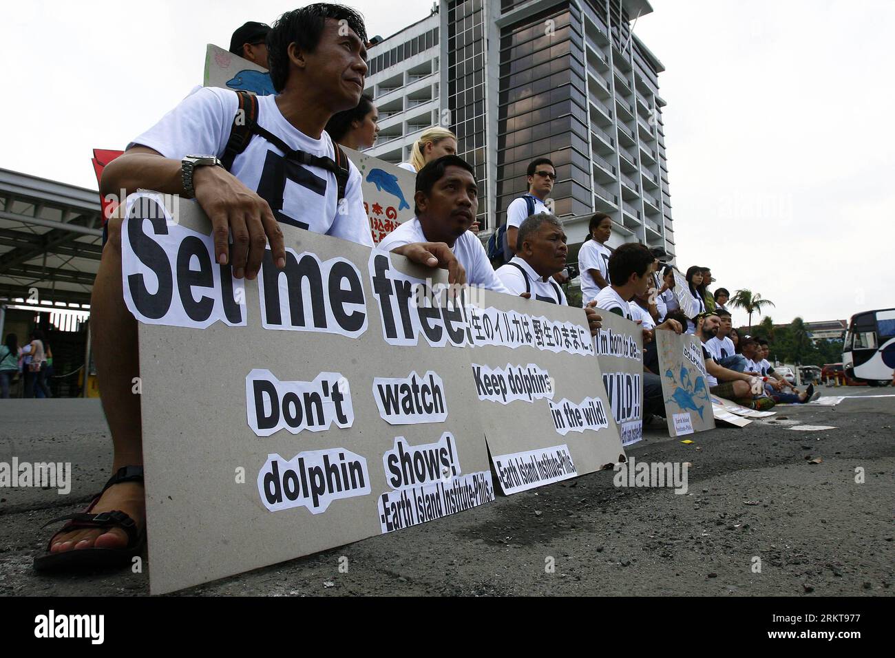 Bildnummer: 58410181  Datum: 31.08.2012  Copyright: imago/Xinhua (120831) -- MANILA, Aug. 31, 2012 (Xinhua) -- attend a protest against dolphin slaughter in front of the Japanese Embassy in Pasay City, the Philippines, Aug. 31, 2012. The protestors called for the end of the annual dolphin slaughter in Japan starting in September. (Xinhua/Rouelle Umali) PHILIPPINES-MANILA-DOLPHIN CAPTIVITY-PROTEST PUBLICATIONxNOTxINxCHN Gesellschaft Demo Protest Tierschutz Tierschützer Delfin schlachten xda x0x 2012 quer      58410181 Date 31 08 2012 Copyright Imago XINHUA  Manila Aug 31 2012 XINHUA attend a Pr Stock Photo