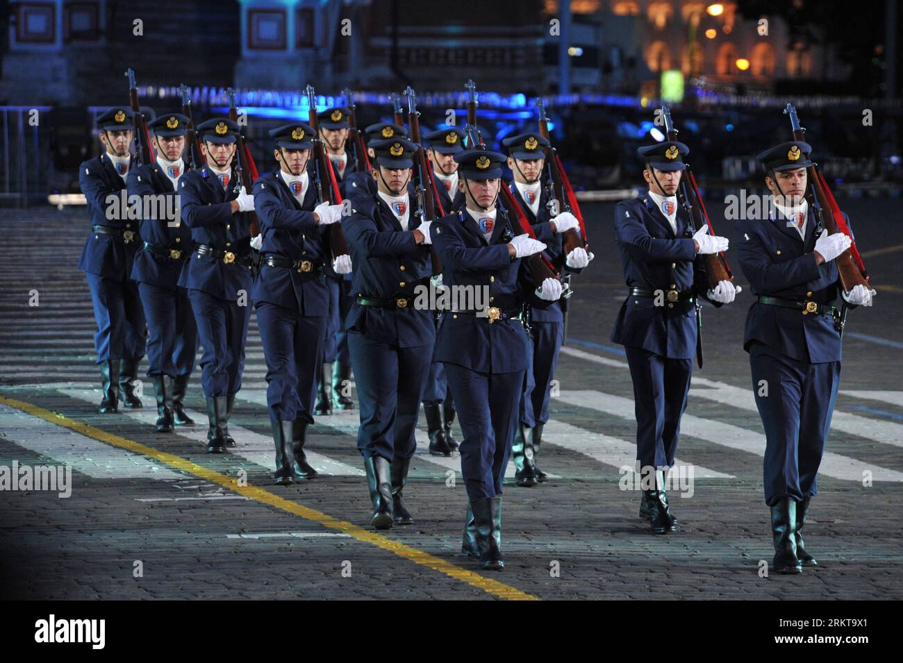 Bildnummer: 58416192  Datum: 01.09.2012  Copyright: imago/Xinhua  MOSCOW,  2012 (Xinhua) -- A team parades during the International Military Music Festival at Red Square in Moscow, on Sept. 1, 2012. Military bands from different countries participate in the annual tattoo. (Xinhua/Pavel) (lr) RUSSIA-MOSCOW-INTERNATIONAL MILITARY MUSIC FESTIVAL PUBLICATIONxNOTxINxCHN Gesellschaft Militär Musik Militärmusik Musikfestival Militärmusikfestival xas x0x premiumd 2012 quer     58416192 Date 01 09 2012 Copyright Imago XINHUA Moscow 2012 XINHUA a Team Parades during The International Military Music Fest Stock Photo