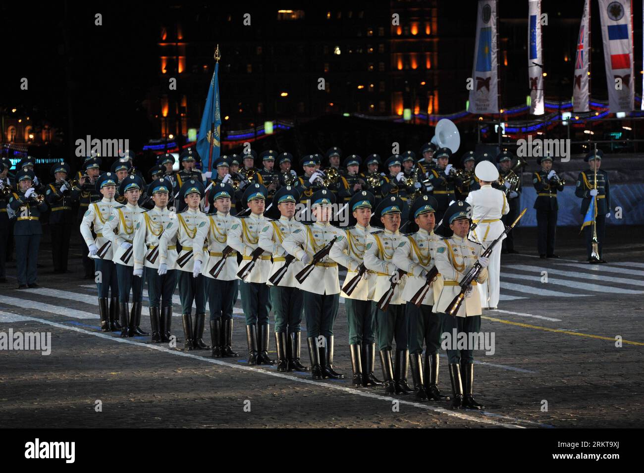 Bildnummer: 58416191  Datum: 01.09.2012  Copyright: imago/Xinhua  MOSCOW,  2012 (Xinhua) -- A team performs during the International Military Music Festival at Red Square in Moscow, on Sept. 1, 2012. Military bands from different countries participate in the annual tattoo. (Xinhua/Pavel) (lr) RUSSIA-MOSCOW-INTERNATIONAL MILITARY MUSIC FESTIVAL PUBLICATIONxNOTxINxCHN Gesellschaft Militär Musik Militärmusik Musikfestival Militärmusikfestival xas x0x premiumd 2012 quer     58416191 Date 01 09 2012 Copyright Imago XINHUA Moscow 2012 XINHUA a Team performs during The International Military Music Fe Stock Photo