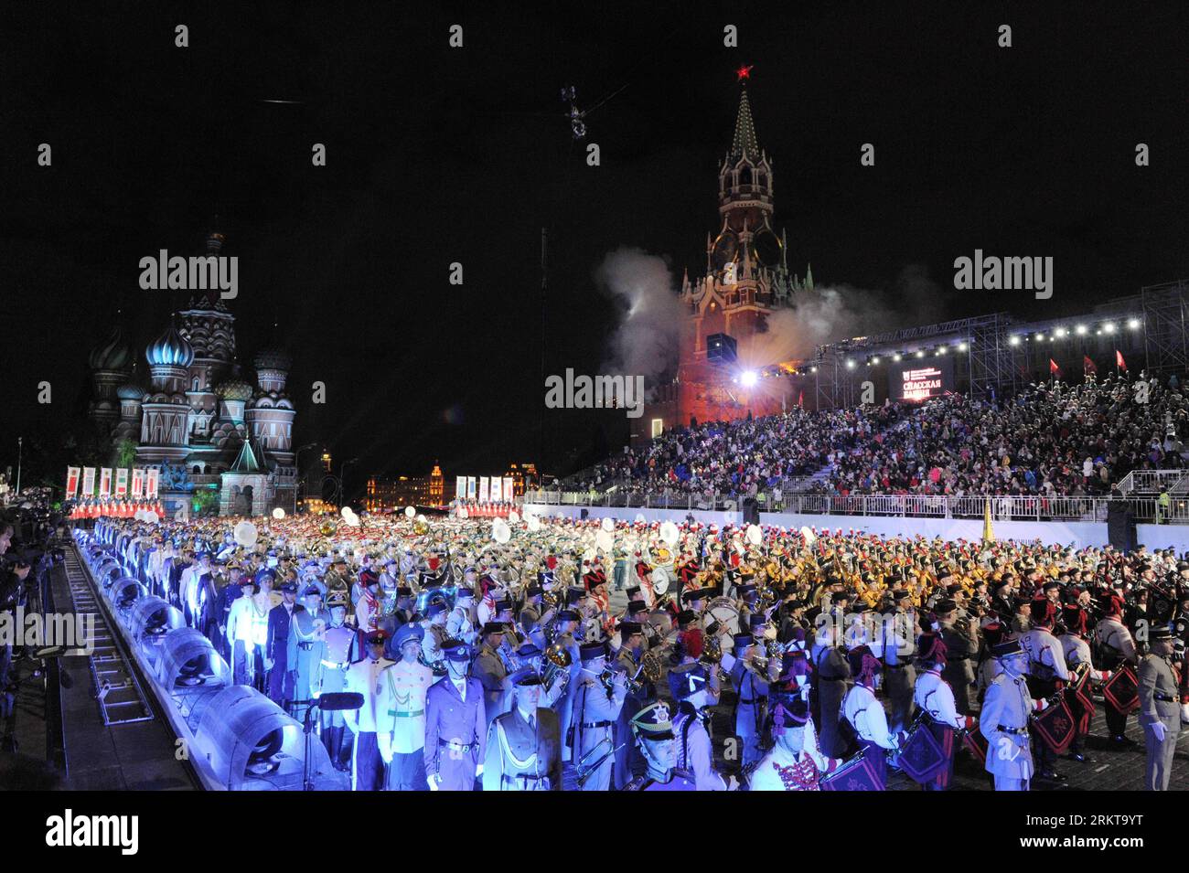 Bildnummer: 58416198  Datum: 01.09.2012  Copyright: imago/Xinhua  MOSCOW,  2012 (Xinhua) -- Fireworks explode during the International Military Music Festival at Red Square in Moscow, on Sept. 1, 2012. Military bands from different countries participate in the annual tattoo. (Xinhua/Pavel) (lr) RUSSIA-MOSCOW-INTERNATIONAL MILITARY MUSIC FESTIVAL PUBLICATIONxNOTxINxCHN Gesellschaft Militär Musik Militärmusik Musikfestival Militärmusikfestival xas x0x premiumd 2012 quer     58416198 Date 01 09 2012 Copyright Imago XINHUA Moscow 2012 XINHUA Fireworks explode during The International Military Musi Stock Photo