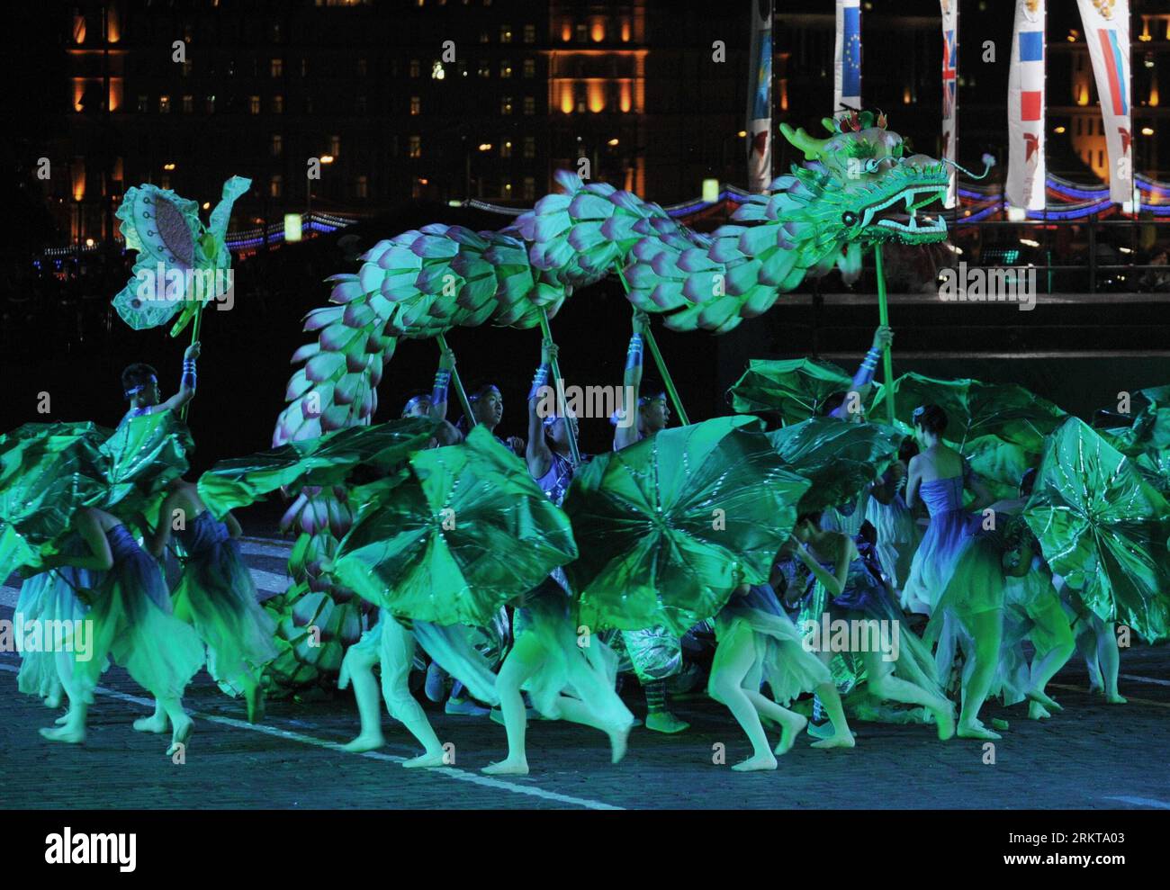Bildnummer: 58416194  Datum: 01.09.2012  Copyright: imago/Xinhua  MOSCOW,  2012 (Xinhua) -- Members of a team from Changxing County, east China s Zhejiang Province, perform a dragon dance during the International Military Music Festival at Red Square in Moscow, on Sept. 1, 2012. Military bands from different countries participate in the annual tattoo. (Xinhua/Pavel) (lr) RUSSIA-MOSCOW-INTERNATIONAL MILITARY MUSIC FESTIVAL PUBLICATIONxNOTxINxCHN Gesellschaft Militär Musik Militärmusik Musikfestival Militärmusikfestival xas x0x premiumd 2012 quer     58416194 Date 01 09 2012 Copyright Imago XINH Stock Photo