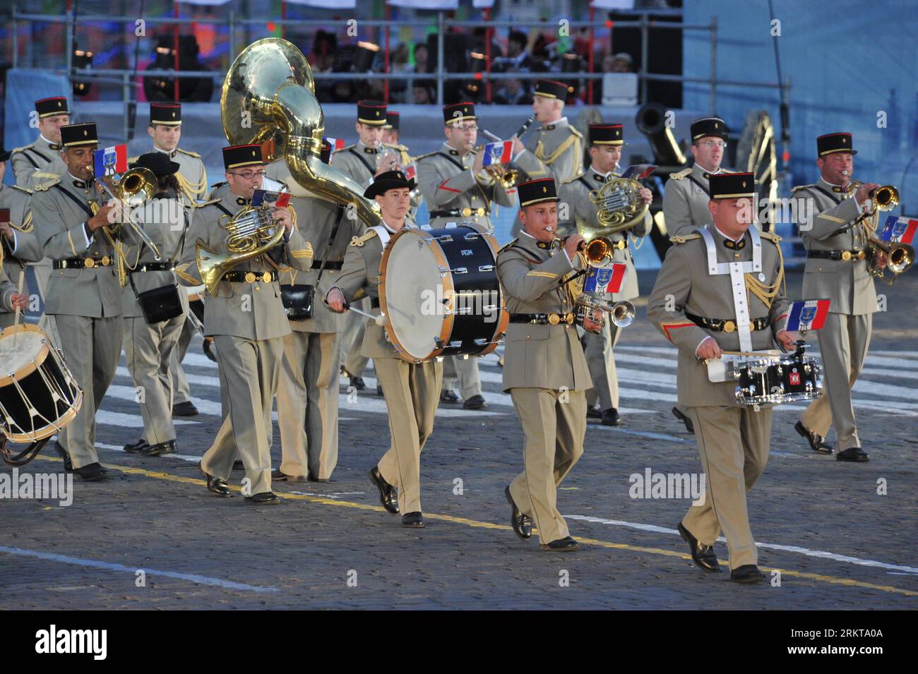 Bildnummer: 58416195  Datum: 01.09.2012  Copyright: imago/Xinhua  MOSCOW,  2012 (Xinhua) -- A team parades during the International Military Music Festival at Red Square in Moscow, on Sept. 1, 2012. Military bands from different countries participate in the annual tattoo. (Xinhua/Pavel) (lr) RUSSIA-MOSCOW-INTERNATIONAL MILITARY MUSIC FESTIVAL PUBLICATIONxNOTxINxCHN Gesellschaft Militär Musik Militärmusik Musikfestival Militärmusikfestival xas x0x premiumd 2012 quer     58416195 Date 01 09 2012 Copyright Imago XINHUA Moscow 2012 XINHUA a Team Parades during The International Military Music Fest Stock Photo