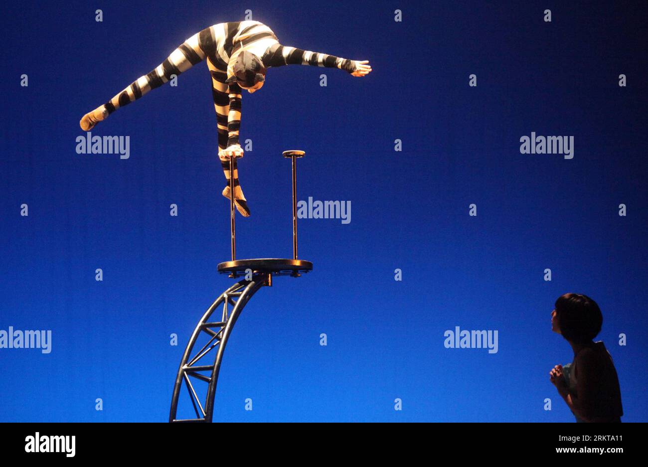 Bildnummer: 58417428  Datum: 01.09.2012  Copyright: imago/Xinhua TIANJIN, Sept. 1, 2012 - Acrobats perform in the premiere of the acrobatics show Alice s Adventures in Wonderland in north China s Tianjin, Sept. 1, 2012. The acrobatics show, co-created by Chinese and French artists, is adapted from the novel written by English author Charles Dodgson which tells a story of a girl named Alice who falls down a rabbit hole into a fantasy world populated by peculiar creatures. (Xinhua/Liu Dongyue) (mp) CHINA-TIANJIN-ACROBATICS-PREMIERE (CN) PUBLICATIONxNOTxINxCHN Gesellschaft Kultur Akrobatik Akroba Stock Photo