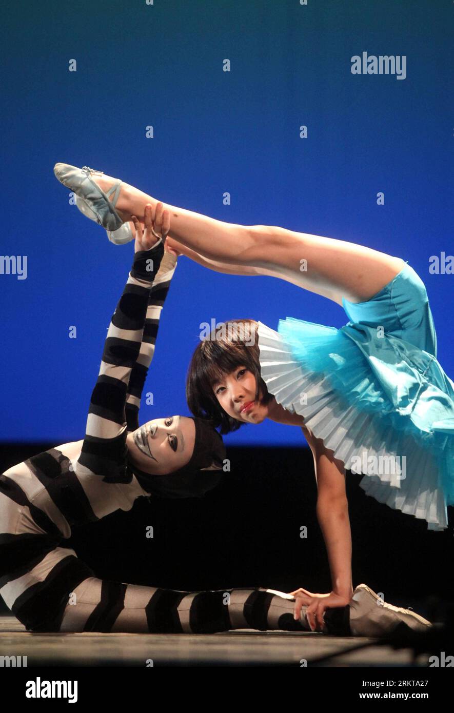 Bildnummer: 58417425  Datum: 01.09.2012  Copyright: imago/Xinhua TIANJIN, Sept. 1, 2012 - Acrobats perform in the premiere of the acrobatics show Alice s Adventures in Wonderland in north China s Tianjin, Sept. 1, 2012. The acrobatics show, co-created by Chinese and French artists, is adapted from the novel written by English author Charles Dodgson which tells a story of a girl named Alice who falls down a rabbit hole into a fantasy world populated by peculiar creatures. (Xinhua/Liu Dongyue) (mp) CHINA-TIANJIN-ACROBATICS-PREMIERE (CN) PUBLICATIONxNOTxINxCHN Gesellschaft Kultur Akrobatik Akroba Stock Photo