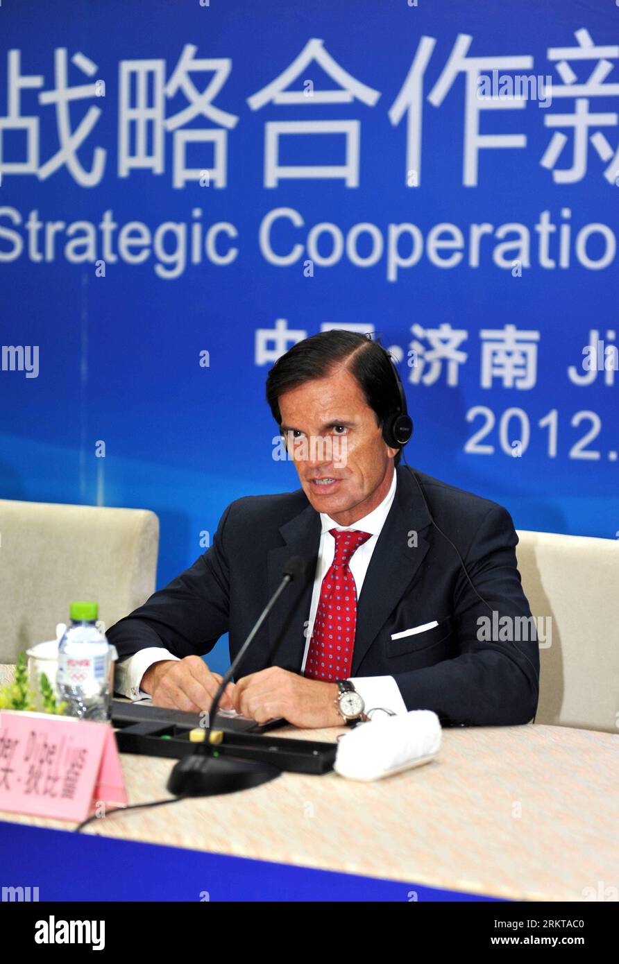 Bildnummer: 58421987  Datum: 03.09.2012  Copyright: imago/Xinhua (120903) -- JINAN, Sept. 3, 2012 (Xinhua) -- Alexander Dibelius, head of Goldman Sachs Germany, Austria and Central and Eastern Europe, attends a press conference in Jinan, capital of east China s Shandong Province, Sept. 3, 2012. Weichai Power, an automotive and equipment manufacturing firm under Shandong Heavy Industry (SHIG) on Monday clinched a deal to buy a one-quarter stake in German forklift truck maker Kion Group. The 738 million-euro (922 million U.S. dollars) deal was signed in Jinan and it marked the greatest direct in Stock Photo