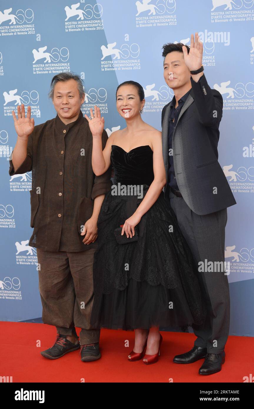 Bildnummer: 58427867  Datum: 04.09.2012  Copyright: imago/Xinhua (120904) -- VENICE, Sept. 4, 2012 (Xinhua) -- South Korean director Kim Ki-duk (L), together with cast members Cho Min-soo (C) and Lee Jung-jin, poses for photos at the photocall of the film Pieta at the 69th Venice International Film Festival in Venice, Italy, Sept. 4, 2012. (Xinhua/Wang Qingqin) (zf) ITALY-VENICE-FILM-FESTIVAL- PIETA PUBLICATIONxNOTxINxCHN People Film Festival 69. Internationales Filmfestival in Venedig x0x xdd premiumd 2012 hoch      58427867 Date 04 09 2012 Copyright Imago XINHUA  Venice Sept 4 2012 XINHUA So Stock Photo