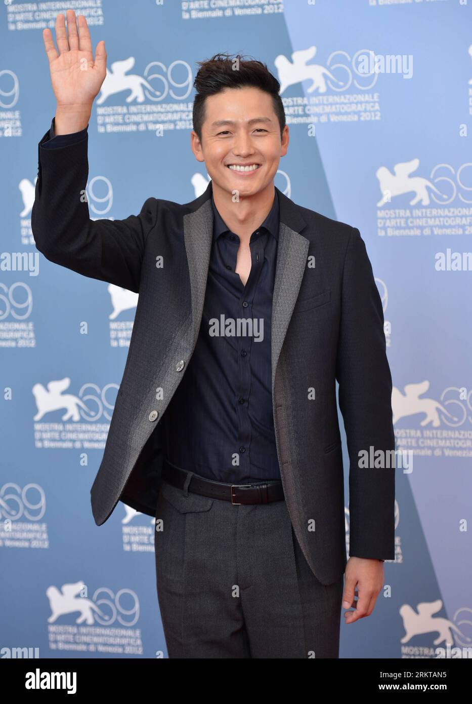 Bildnummer: 58427863  Datum: 04.09.2012  Copyright: imago/Xinhua (120904) -- VENICE, Sept. 4, 2012 (Xinhua) -- Actor Lee Jung-jin poses for photos at the photocall of the film Pieta at the 69th Venice International Film Festival in Venice, Italy, Sept. 4, 2012. (Xinhua/Wang Qingqin) (zf) ITALY-VENICE-FILM-FESTIVAL- PIETA PUBLICATIONxNOTxINxCHN People Film Festival 69. Internationales Filmfestival in Venedig x0x xdd premiumd 2012 hoch      58427863 Date 04 09 2012 Copyright Imago XINHUA  Venice Sept 4 2012 XINHUA Actor Lee Young Jin Poses for Photos AT The photo call of The Film Pietà AT The 69 Stock Photo