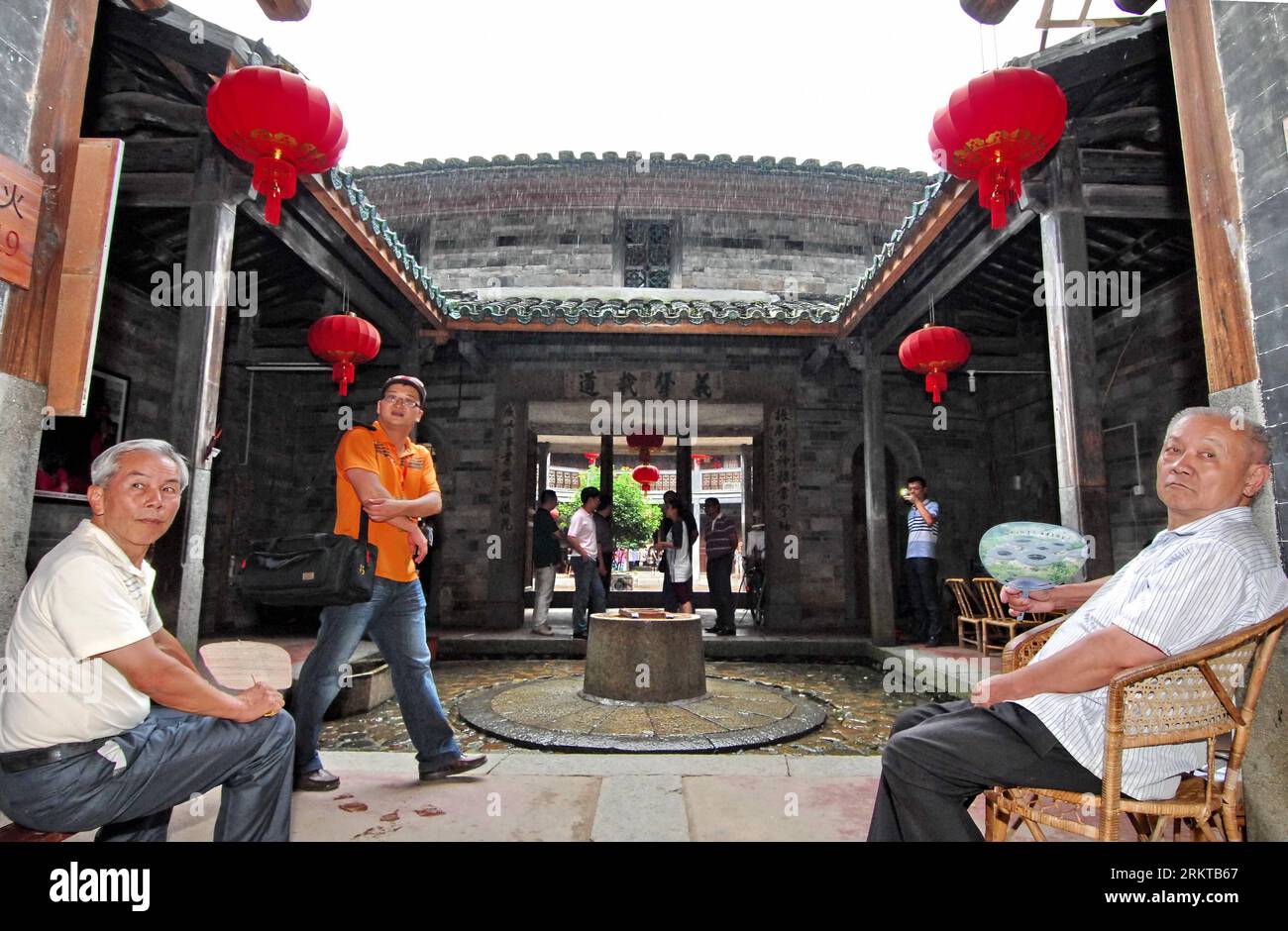 Bildnummer: 58432806  Datum: 04.09.2012  Copyright: imago/Xinhua (120905) -- YONGDING, Sept. 5, 2012 (Xinhua) -- Tourists visit the Zhencheng Tulou in Yongding County, southeast China s Fujian Province, Sept. 4, 2012. Fujian Tulou is a type of Chinese rural dwellings of the Hakka and Minnan in the mountainous areas in Fujian Province. The layout of Fujian Tulou followed the Chinese dwelling tradition of closed outside, open inside concept: an enclosure wall with living quarters around the peripheral and a common courtyard at the center. A Tulou is usually a large, enclosed and fortified earth Stock Photo