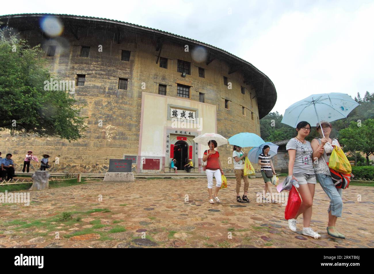 Bildnummer: 58432807  Datum: 04.09.2012  Copyright: imago/Xinhua (120905) -- YONGDING, Sept. 5, 2012 (Xinhua) -- Tourists visit the Zhencheng Tulou in Yongding County, southeast China s Fujian Province, Sept. 4, 2012. Fujian Tulou is a type of Chinese rural dwellings of the Hakka and Minnan in the mountainous areas in Fujian Province. The layout of Fujian Tulou followed the Chinese dwelling tradition of closed outside, open inside concept: an enclosure wall with living quarters around the peripheral and a common courtyard at the center. A Tulou is usually a large, enclosed and fortified earth Stock Photo