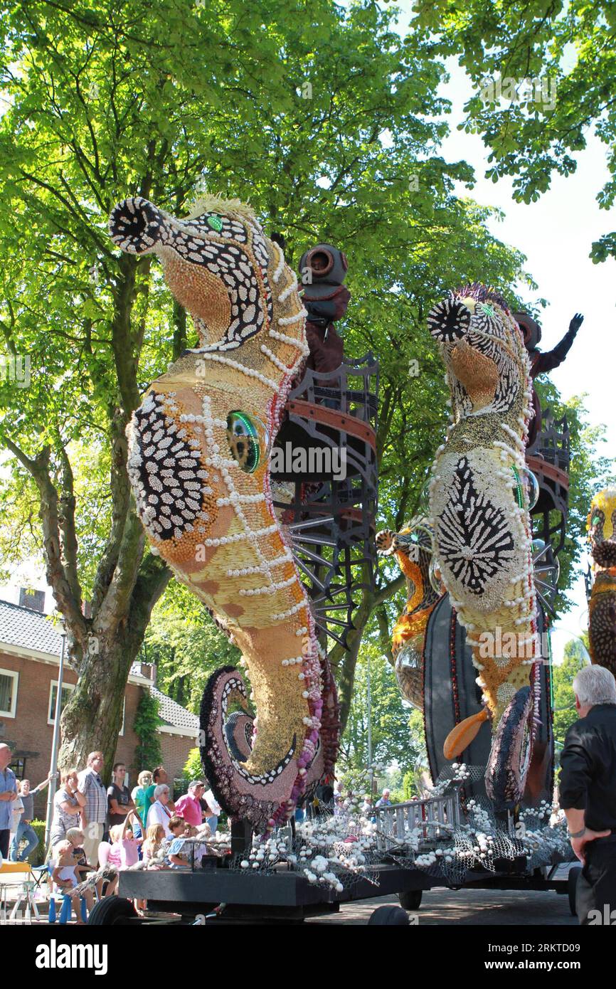 Bildnummer: 58448152  Datum: 08.09.2012  Copyright: imago/Xinhua (120909) -- TIEL, Sept. 9, 2012 -- Audiences watch the fruit float parade in Tiel, the Netherlands, Spet. 8, 2012. The annual Fruit Corso , fruit parade, kicked off here on Saturday. It s a unique event celebrating harvest and popularizing the importance of agriculture with surprisingly designed floats composed of seeds, fruits and vegetables. (Xinhua/Ding Chen) (lyx) THE NETHERLANDS-TIEL-FRUIT-PARADE PUBLICATIONxNOTxINxCHN Gesellschaft Kultur traditionelle Feste Fruchtparade Frucht Parade Früchte x0x xub 2012 hoch premiumd Stock Photo