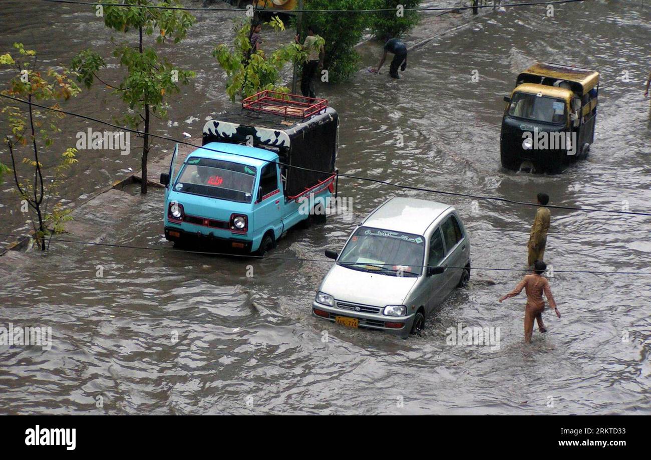 Bildnummer: 58449257  Datum: 09.09.2012  Copyright: imago/Xinhua (120909) -- HYDERABAD, Sept. 9, 2012 (Xinhua) -- Vehicles move through a flooded street in southern Pakistan s Hyderabad on Sept. 9, 2012. At least 17 were killed and over 20 others injured in several rain-related accidents in eastern and southern Pakistan on Sunday, local media and officials said. (Xinhua/Janali) (msq) PAKISTAN-HYDERABAD-FLOOD PUBLICATIONxNOTxINxCHN Gesellschaft Wetter Regen Überschwemmung xjh x0x premiumd 2012 quer      58449257 Date 09 09 2012 Copyright Imago XINHUA  Hyderabad Sept 9 2012 XINHUA VEHICLES Move Stock Photo