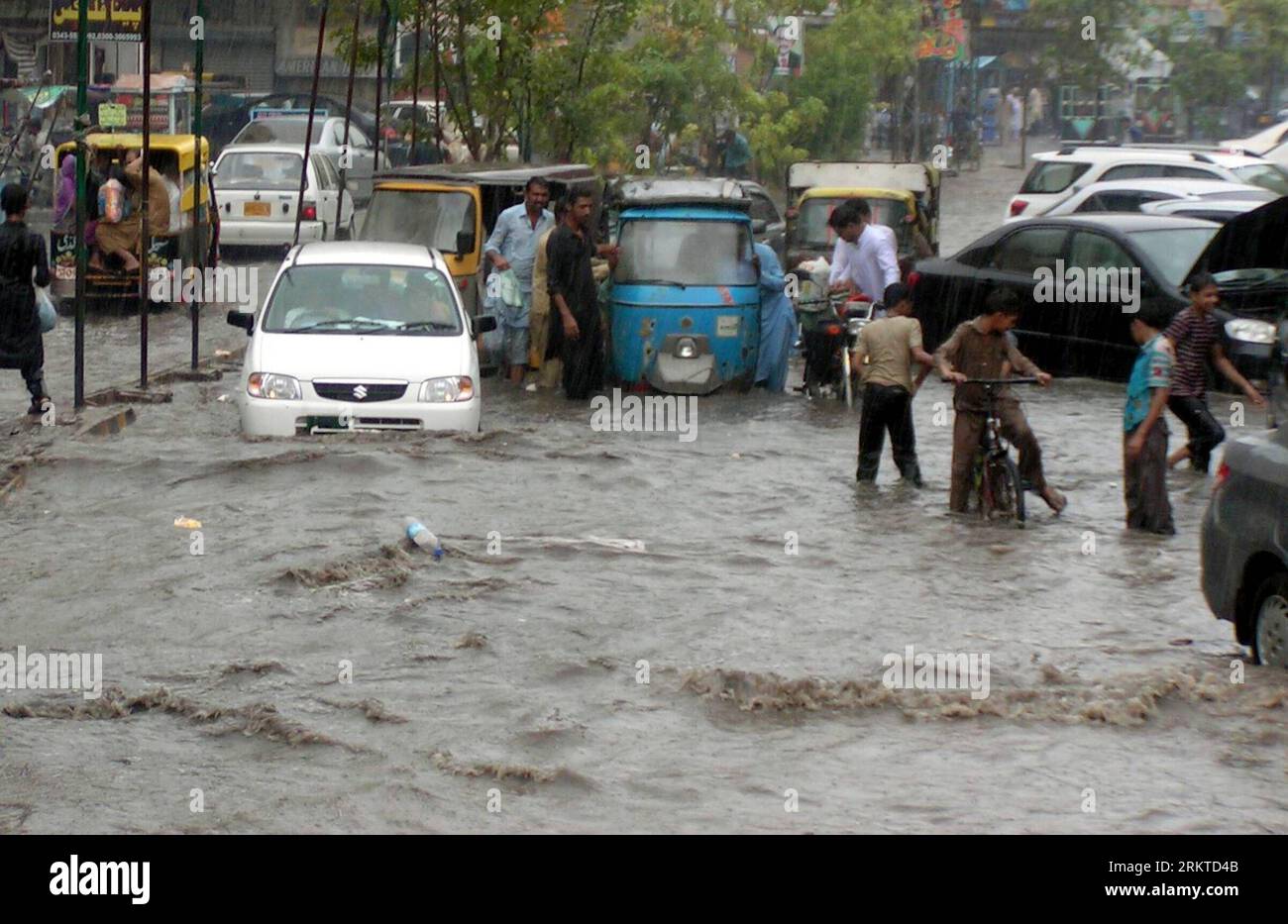 Bildnummer: 58449258  Datum: 09.09.2012  Copyright: imago/Xinhua (120909) -- HYDERABAD, Sept. 9, 2012 (Xinhua) -- Vehicles move through a flooded street in southern Pakistan s Hyderabad on Sept. 9, 2012. At least 17 were killed and over 20 others injured in several rain-related accidents in eastern and southern Pakistan on Sunday, local media and officials said. (Xinhua/Janali) (msq) PAKISTAN-HYDERABAD-FLOOD PUBLICATIONxNOTxINxCHN Gesellschaft Wetter Regen Überschwemmung xjh x0x premiumd 2012 quer      58449258 Date 09 09 2012 Copyright Imago XINHUA  Hyderabad Sept 9 2012 XINHUA VEHICLES Move Stock Photo