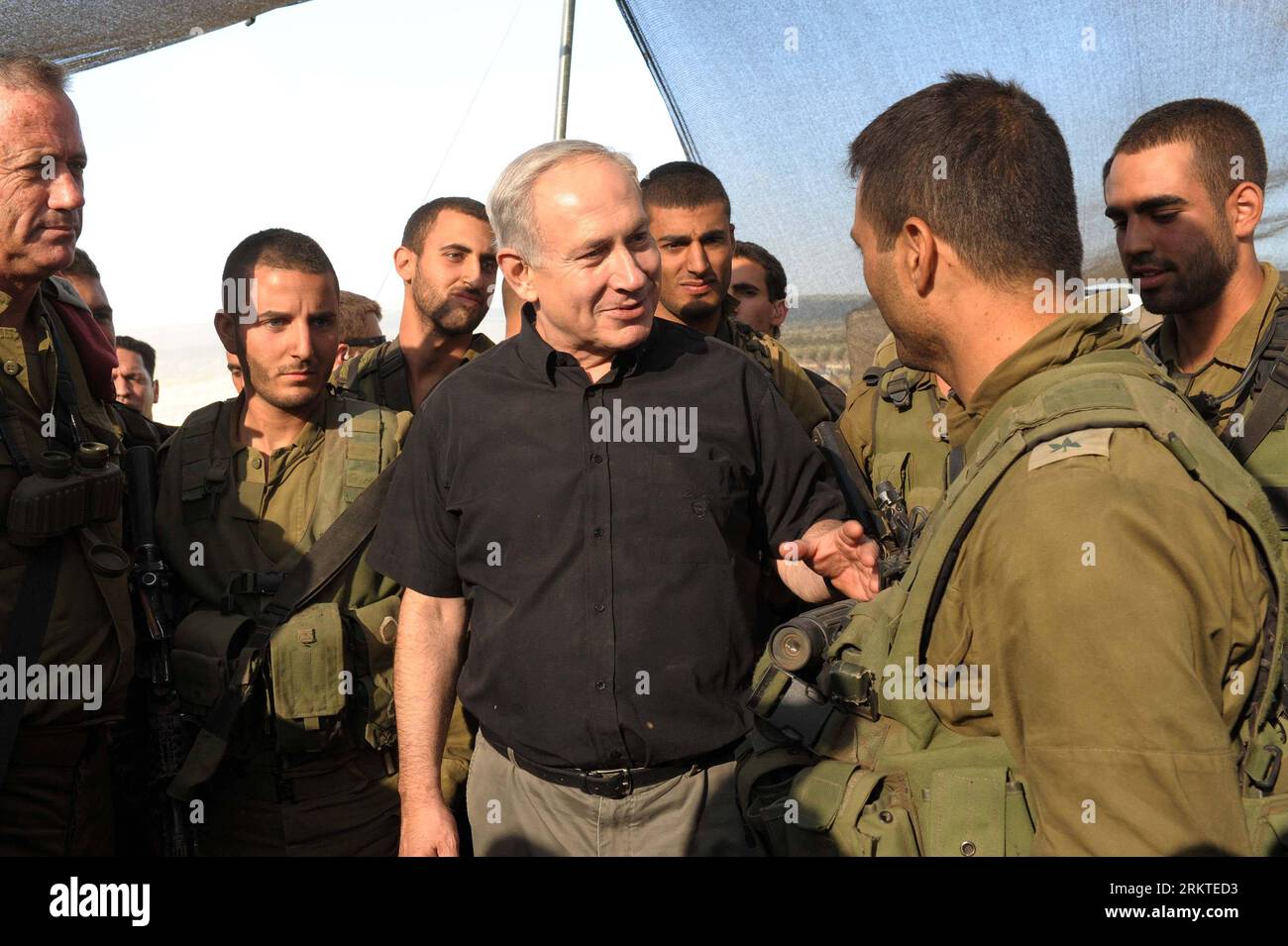 Bildnummer: 58458768  Datum: 11.09.2012  Copyright: imago/Xinhua (120911) -- JERUSALEM, Sept. 11, 2012 (Xinhua) -- Israeli Prime Minister Benjamin Netanyahu (L) talks with soilders during visiting an Israeli Defense Forces (IDF) Golani Brigade exercise in the Golan Heights on September 11, 2012. (Xinhua/GPO/Avi Ohayon) MIDEAST-ISRAEL-NETANYAHU-IDF-EXERCISE PUBLICATIONxNOTxINxCHN Politik People Militär x0x xac 2012 quer Aufmacher      58458768 Date 11 09 2012 Copyright Imago XINHUA  Jerusalem Sept 11 2012 XINHUA Israeli Prime Ministers Benjamin Netanyahu l Talks With soilders during Visiting to Stock Photo