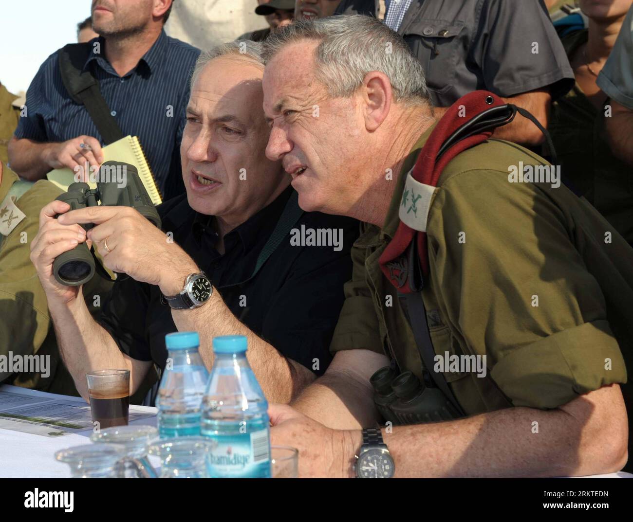 Bildnummer: 58458771  Datum: 11.09.2012  Copyright: imago/Xinhua (120911) -- JERUSALEM, Sept. 11, 2012 (Xinhua) -- Israeli Prime Minister Benjamin Netanyahu (L) talks with Israeli Defense Forces (IDF) Chief of Staff Benny Gantz during visiting an IDF Golani Brigade exercise in the Golan Heights on September 11, 2012. (Xinhua/GPO/Avi Ohayon) MIDEAST-ISRAEL-NETANYAHU-IDF-EXERCISE PUBLICATIONxNOTxINxCHN Politik People Militär x0x xac 2012 quer premiumd      58458771 Date 11 09 2012 Copyright Imago XINHUA  Jerusalem Sept 11 2012 XINHUA Israeli Prime Ministers Benjamin Netanyahu l Talks With Israel Stock Photo