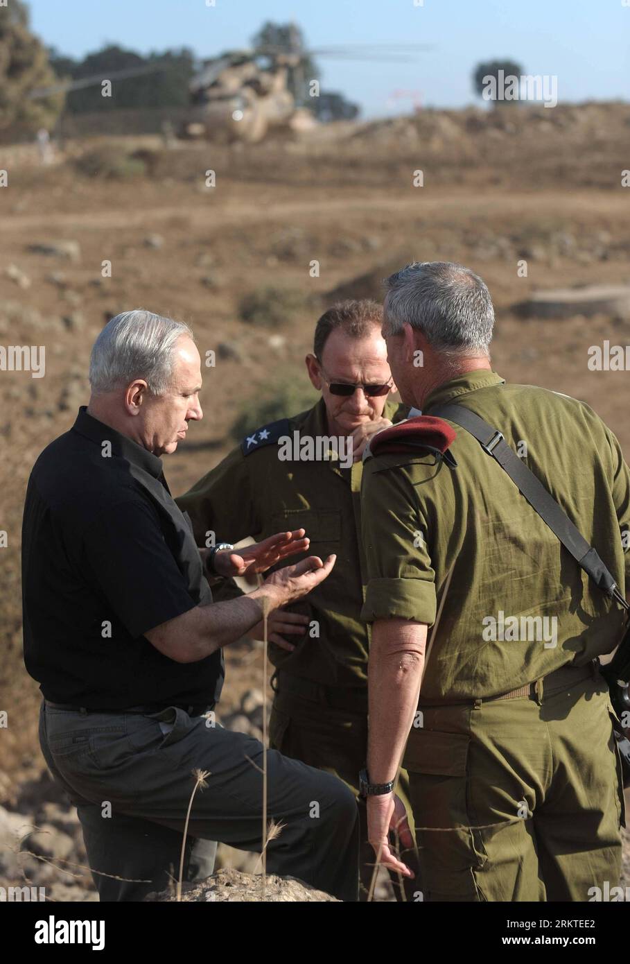 Bildnummer: 58458769  Datum: 11.09.2012  Copyright: imago/Xinhua (120911) -- JERUSALEM, Sept. 11, 2012 (Xinhua) -- Israeli Prime Minister Benjamin Netanyahu (L) talks with Israeli Defense Forces (IDF) Chief of Staff Benny Gantz (R) during visiting an IDF Golani Brigade exercise in the Golan Heights on September 11, 2012. (Xinhua/GPO/Avi Ohayon) MIDEAST-ISRAEL-NETANYAHU-IDF-EXERCISE PUBLICATIONxNOTxINxCHN Politik People Militär x0x xac 2012 hoch premiumd      58458769 Date 11 09 2012 Copyright Imago XINHUA  Jerusalem Sept 11 2012 XINHUA Israeli Prime Ministers Benjamin Netanyahu l Talks With Is Stock Photo