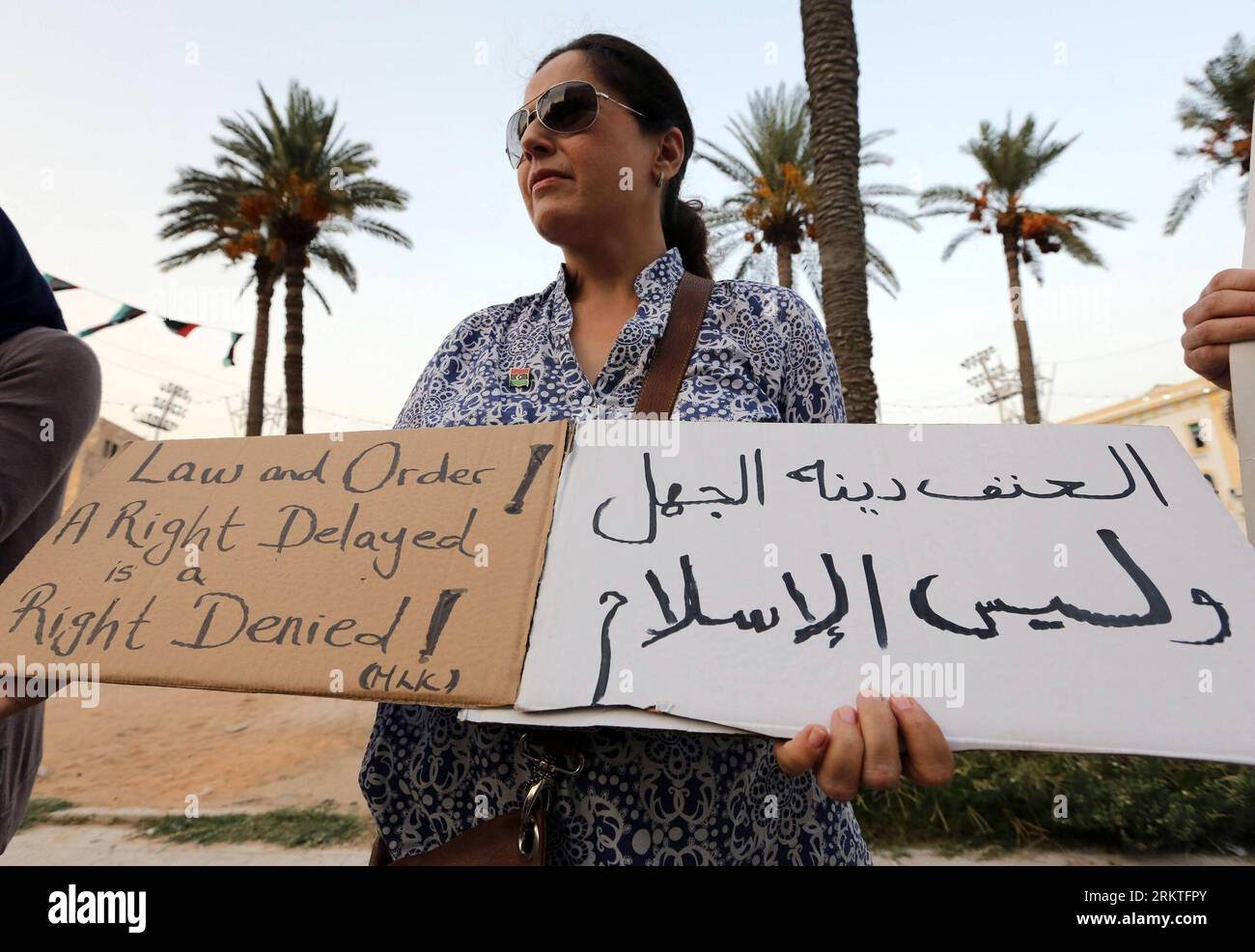 Bildnummer: 58468962  Datum: 13.09.2012  Copyright: imago/Xinhua (120913) -- TRIPOLI, Sept. 13, 2012 (Xinhua) -- A Libyan woman takes part in a protest against the killing of U.S. Ambassador to Libya and others in Benghazi at Martyrs Square in Tripoli, Libya, Sept. 13, 2012. (Xinhua/Hamza Turkia) LIBYA-TRIPOLI-US-UNREST-PROTEST PUBLICATIONxNOTxINxCHN Politik Demo Protest Ermordung USA Botschafter xjh x0x premiumd 2012 quer      58468962 Date 13 09 2012 Copyright Imago XINHUA  Tripoli Sept 13 2012 XINHUA a Libyan Woman Takes Part in a Protest against The Killing of U S Ambassador to Libya and O Stock Photo