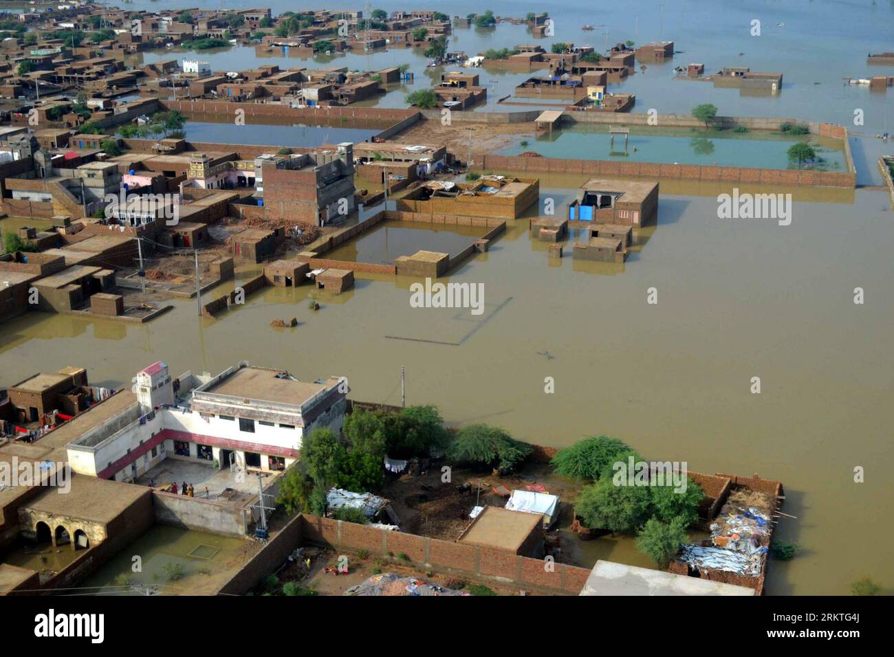 Bildnummer: 58471888  Datum: 14.09.2012  Copyright: imago/Xinhua (120914) -- DERA MURAD JAMALI, Sept. 14, 2012 (Xinhua) -- This Aerial photo taken on Sept. 14, 2012 shows view of the flooded area in Dera Murad Jamali, southwest Pakistan. At least 136 were killed and 182 others were injured in flood triggered by heavy rains across Pakistan from Aug. 22 to Sept. 12, Pakistan National Disaster Management Authority said on Wednesday. (Xinhua/Iqbal Hussain) PAKISTAN-DERA MURAD JAMALI-FLOOD PUBLICATIONxNOTxINxCHN Gesellschaft Flut Überschwemmungen Wetter premiumd x0x xmb 2012 quer      58471888 Date Stock Photo