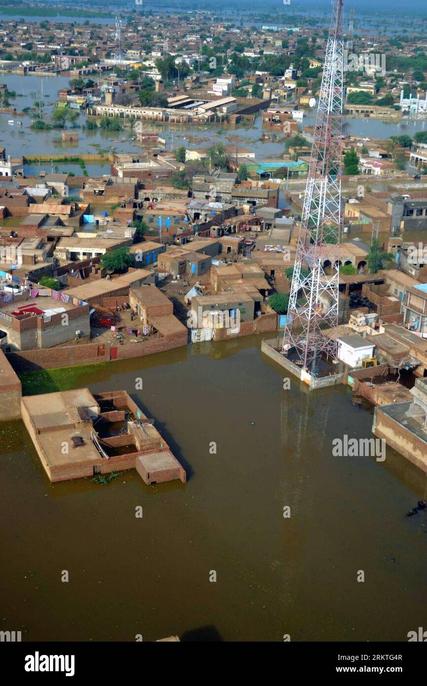 Bildnummer: 58471890  Datum: 14.09.2012  Copyright: imago/Xinhua (120914) -- DERA MURAD JAMALI, Sept. 14, 2012 (Xinhua) -- This Aerial photo taken on Sept. 14, 2012 shows view of the flooded area in Dera Murad Jamali, southwest Pakistan. At least 136 were killed and 182 others were injured in flood triggered by heavy rains across Pakistan from Aug. 22 to Sept. 12, Pakistan National Disaster Management Authority said on Wednesday. (Xinhua/Iqbal Hussain) PAKISTAN-DERA MURAD JAMALI-FLOOD PUBLICATIONxNOTxINxCHN Gesellschaft Flut Überschwemmungen Wetter premiumd x0x xmb 2012 hoch      58471890 Date Stock Photo