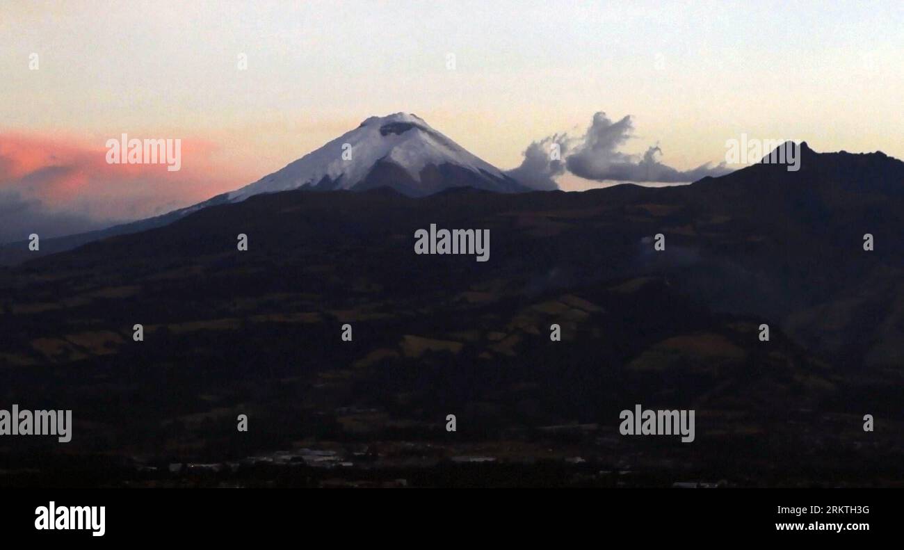 Bildnummer: 58477877  Datum: 16.09.2012  Copyright: imago/Xinhua QUITO, Sept. 16, 2012 - Cotopaxi volcano, second highest summit in Ecuador, is seen from Quito, Ecuador, on Sept. 16, 2012. Cotopaxi is a volcano located about 50 kilometers south of Quito, reaching a height of 5,897 meters. (Xinhua/Santiago Armas) (mp) (sp) ECUADOR-QUITO-VOLCANO PUBLICATIONxNOTxINxCHN Gesellschaft Landschaft Vulkan Berg totale x0x xmb 2012 quer     58477877 Date 16 09 2012 Copyright Imago XINHUA Quito Sept 16 2012 Cotopaxi Volcano Second Highest Summit in Ecuador IS Lakes from Quito Ecuador ON Sept 16 2012 Cotop Stock Photo