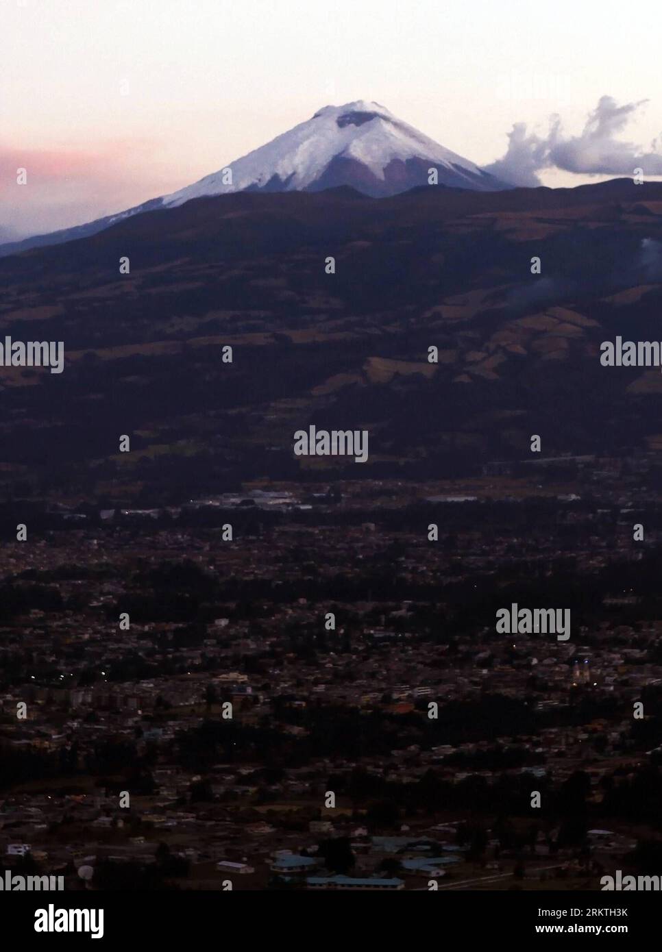 Bildnummer: 58477876  Datum: 16.09.2012  Copyright: imago/Xinhua QUITO, Sept. 16, 2012 - Cotopaxi volcano, second highest summit in Ecuador, is seen from Quito, Ecuador, on Sept. 16, 2012. Cotopaxi is a volcano located about 50 kilometers south of Quito, reaching a height of 5,897 meters. (Xinhua/Santiago Armas) (mp) (sp) ECUADOR-QUITO-VOLCANO PUBLICATIONxNOTxINxCHN Gesellschaft Landschaft Vulkan Berg totale x0x xmb 2012 hoch     58477876 Date 16 09 2012 Copyright Imago XINHUA Quito Sept 16 2012 Cotopaxi Volcano Second Highest Summit in Ecuador IS Lakes from Quito Ecuador ON Sept 16 2012 Cotop Stock Photo