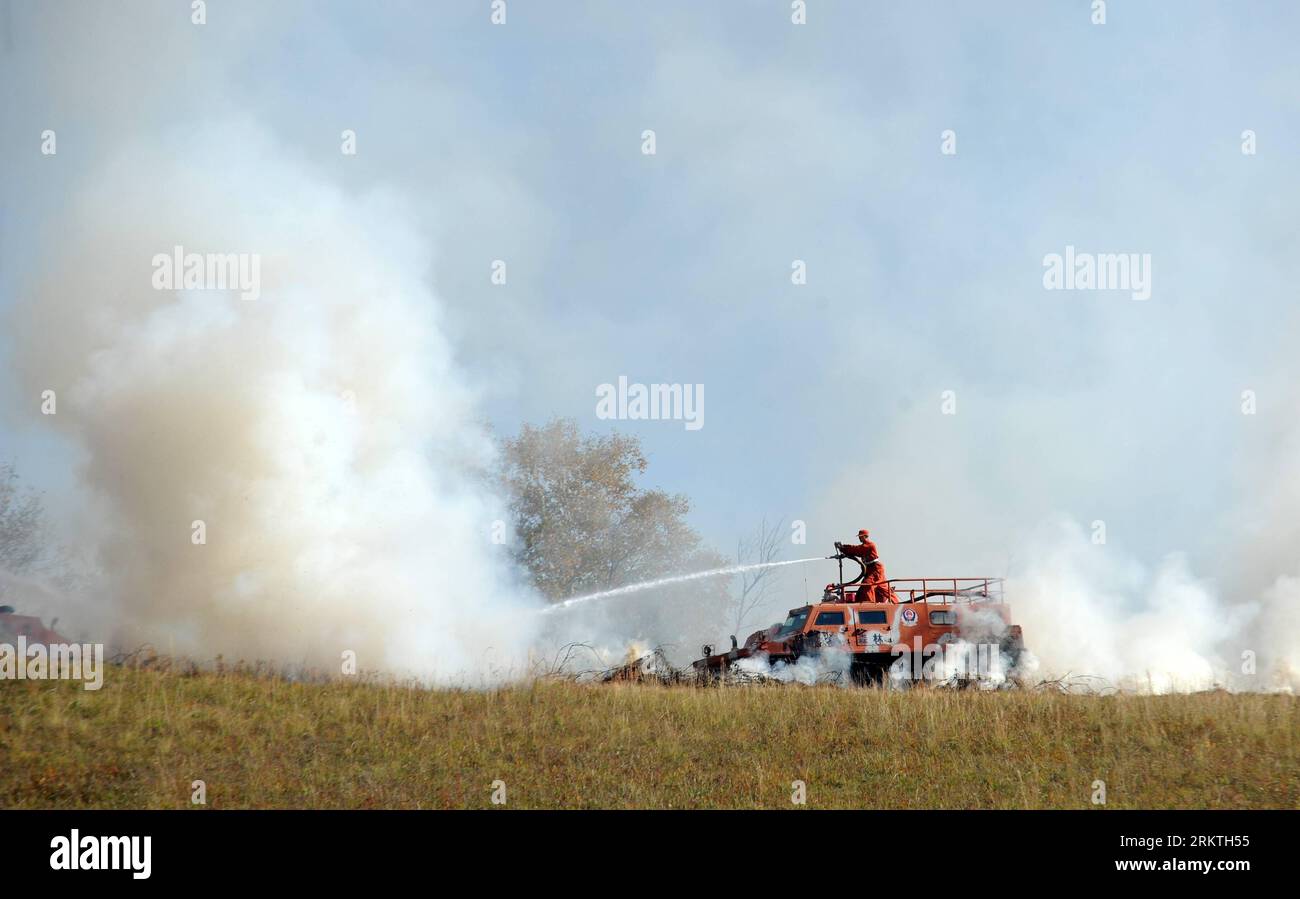Bildnummer: 58481943  Datum: 17.09.2012  Copyright: imago/Xinhua (120917) -- GREATER KHINGAN, Sept. 17, 2012 (Xinhua) -- Firefrighters put out fire during a fire fighting drill in the Greater Khingan Range, north China s Inner Mongolia Province, Sept. 17, 2012. A joint large-scale drill was held here on Monday. (Xinhua/Zhang Ling) (cl) CHINA-INNER MONGOLIA-GREATER KHINGAN RANGE-FIRE FIGHTING DRILL (CN) PUBLICATIONxNOTxINxCHN Gesellschaft Feuerwehr Feuer Übung Feuerübung Feuerwehrübung x0x xmb 2012 quer      58481943 Date 17 09 2012 Copyright Imago XINHUA  Greater Khingan Sept 17 2012 XINHUA  P Stock Photo