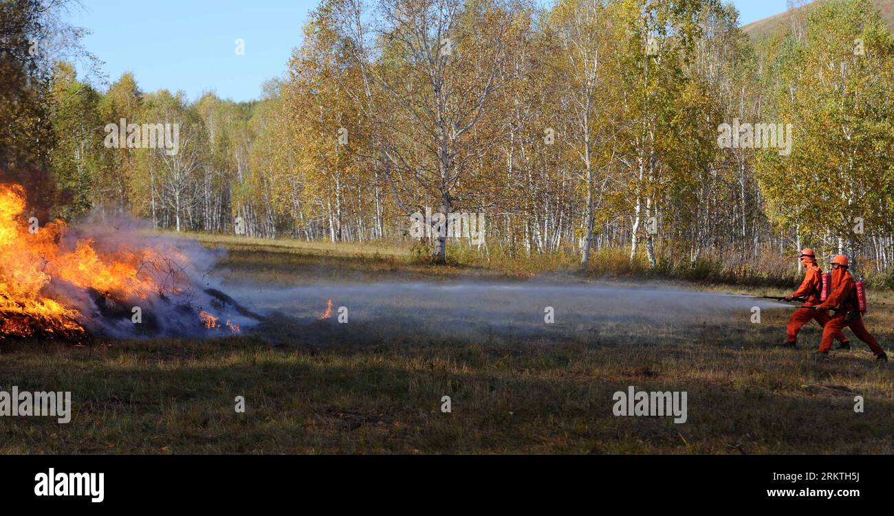 Bildnummer: 58481944  Datum: 17.09.2012  Copyright: imago/Xinhua (120917) -- GREATER KHINGAN, Sept. 17, 2012 (Xinhua) -- Firefrighters put out fire during a fire fighting drill in the Greater Khingan Range, north China s Inner Mongolia Province, Sept. 17, 2012. A joint large-scale drill was held here on Monday. (Xinhua/Zhang Ling) (cl) CHINA-INNER MONGOLIA-GREATER KHINGAN RANGE-FIRE FIGHTING DRILL (CN) PUBLICATIONxNOTxINxCHN Gesellschaft Feuerwehr Feuer Übung Feuerübung Feuerwehrübung x0x xmb 2012 quer      58481944 Date 17 09 2012 Copyright Imago XINHUA  Greater Khingan Sept 17 2012 XINHUA  P Stock Photo