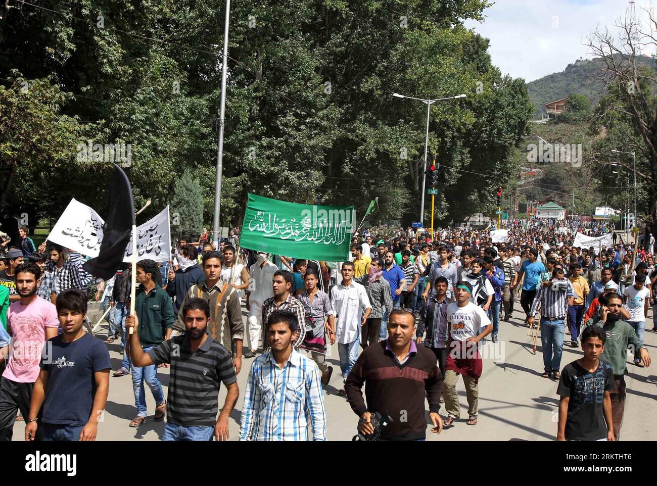 Bildnummer: 58488267  Datum: 18.09.2012  Copyright: imago/Xinhua (120918) -- SRINAGAR, Sept. 18, 2012 (Xinhua) -- Kashmiri Muslim activists march during a protest against a controversial U.S.-made anti-Islam film in Srinagar, summer capital of Indian-controlled Kashmir, Sept. 18, 2012. (Xinhua/Javed Dar)(zyw) KASHMIR-SRINAGAR-PROTESTS-ANTI-ISLAM MOVIE PUBLICATIONxNOTxINxCHN Politik Demo Protest Islam Mohammed Unschuld der Muslime Anti Islam Film Video Satire xas x0x premiumd 2012 quer     58488267 Date 18 09 2012 Copyright Imago XINHUA  Srinagar Sept 18 2012 XINHUA Kashmiri Muslim activists Ma Stock Photo