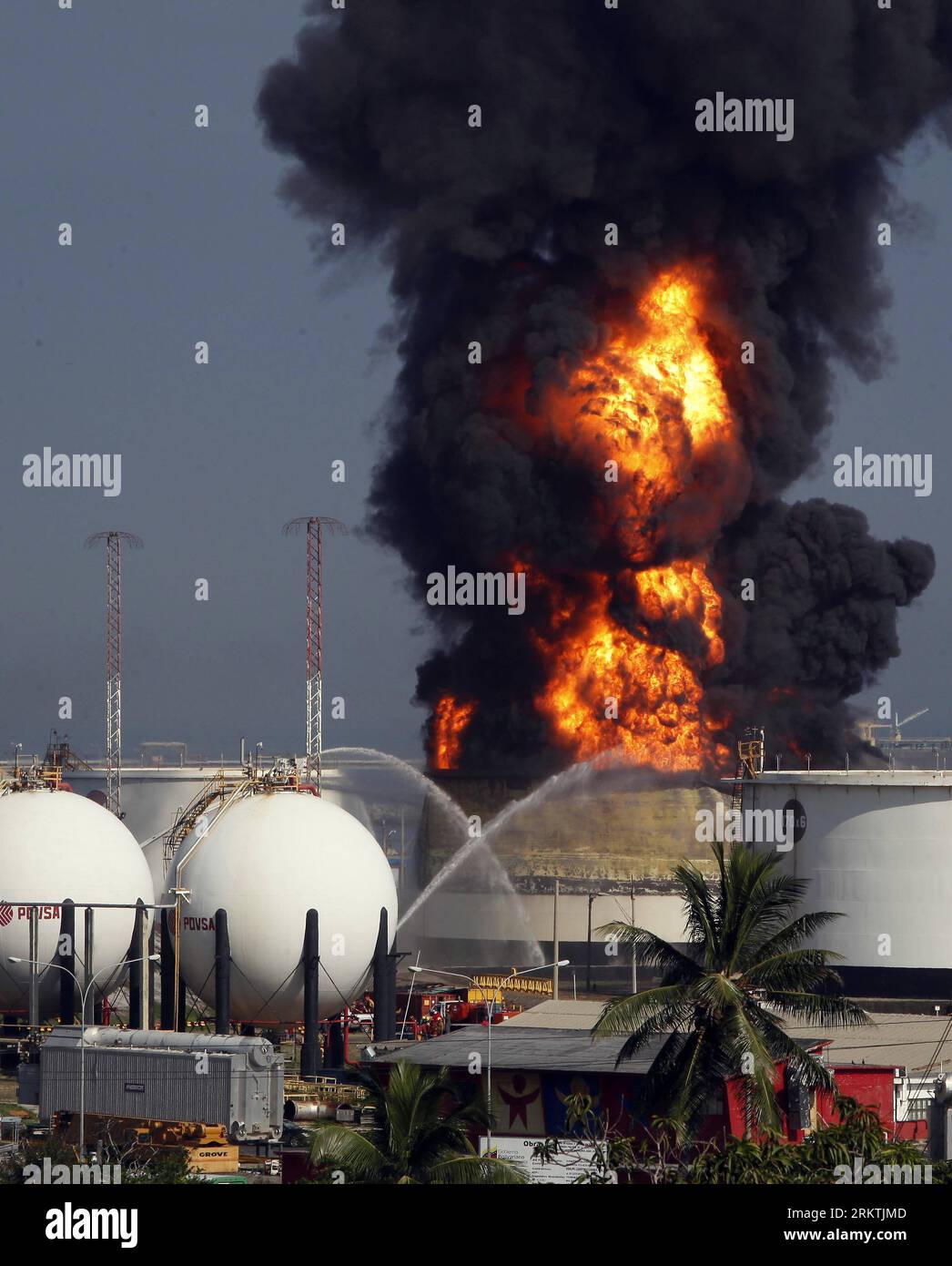 Bildnummer: 58495005  Datum: 20.09.2012  Copyright: imago/Xinhua EL PALITO, Sept. 20, 2012 (Xinhua) -- A dense column of smog rises from one of the fuel tanks at an oil refinery in Puerto Cabello, Venezuela, on Sept. 20, 2012. Two oil tanks at an oil refinery in central Venezuela caught fire on Wednesday, Venezuelan Energy Minister Rafael Ramirez said. (Xinhua/Juan Carlos Hernandez) VENEZUELA-EL PALITO-ACCIDENT-FIRE PUBLICATIONxNOTxINxCHN Gesellschaft Raffinerie Brand Feuer Blitz Blitzeinschlag xdp x0x 2012 hoch premiumd     58495005 Date 20 09 2012 Copyright Imago XINHUA El Palito Sept 20 201 Stock Photo