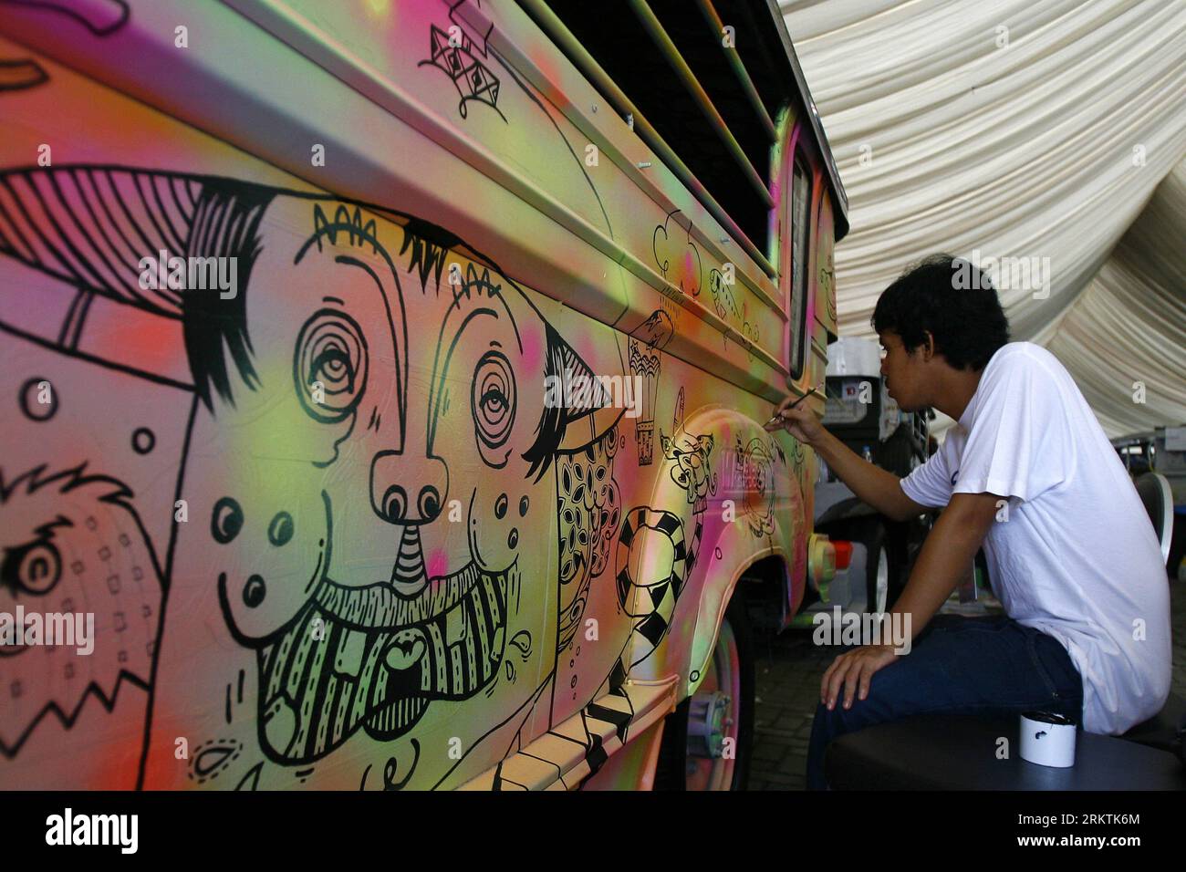 Bildnummer: 58498978  Datum: 21.09.2012  Copyright: imago/Xinhua (120921) -- MANILA, Sept. 21, 2012 (Xinhua) -- An artist paints a jeepney during the Jeepney Arts Festival in Pasay City, the Philippines, Sept. 21, 2012. Jeepney Arts Festival, a three-day festival for the jeepney, the primary mode of transportation in the Philippines, aims to revive the lost art of jeepney as not just a cultural icon, but also a vessel to boost the Philippine tourism. (Xinhua/Rouelle Umali)(dzl) PHILIPPINES-PASAY CITY-JEEPNEY ARTS FESTIVAL PUBLICATIONxNOTxINxCHN Kultur Kunst Malerei Jeep Auto xjh x0x 2012 quer Stock Photo