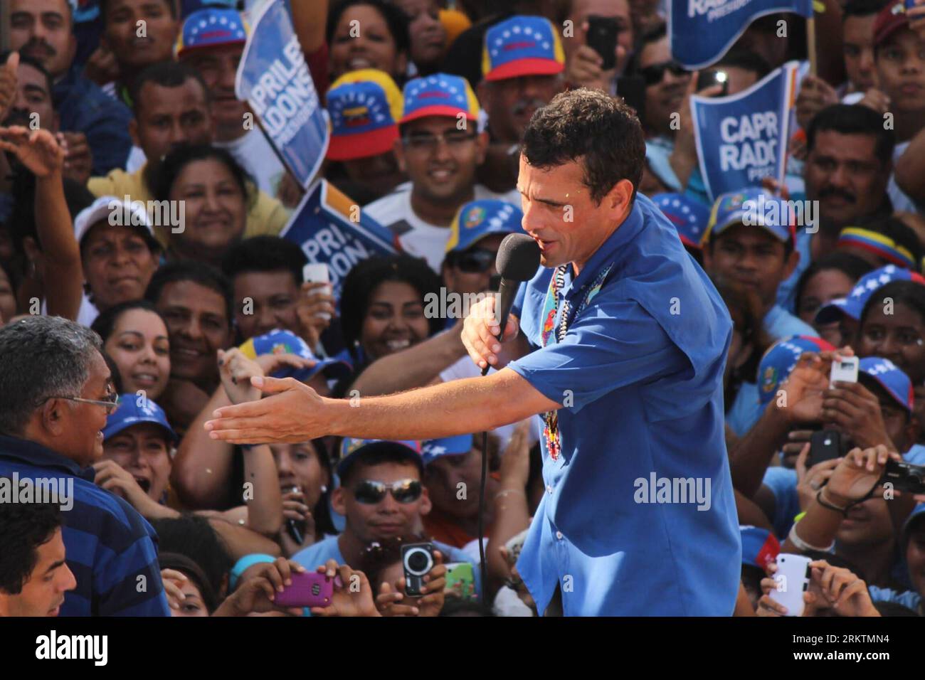 Bildnummer: 58515061  Datum: 25.09.2012  Copyright: imago/Xinhua (120926) -- DELTA AMACURO, Sept. 26, 2012 (Xinhua) -- Venezuela s opposition presidential candidate Henrique Capriles attends a rally in Delta Amacuro, Venezuela, on Sept. 25, 2012. Venezuelans will vote for their next president on Oct. 7. (Xinhua/Comando Venezuela) (nxl) VENEZUELA-DELTA AMACURO-OPPOSITION-CAPRILES-RALLY PUBLICATIONxNOTxINxCHN Politik People x0x xac 2012 quer      58515061 Date 25 09 2012 Copyright Imago XINHUA  Delta Amacuro Sept 26 2012 XINHUA Venezuela S Opposition Presidential Candidate Henrique  Attends a Ra Stock Photo