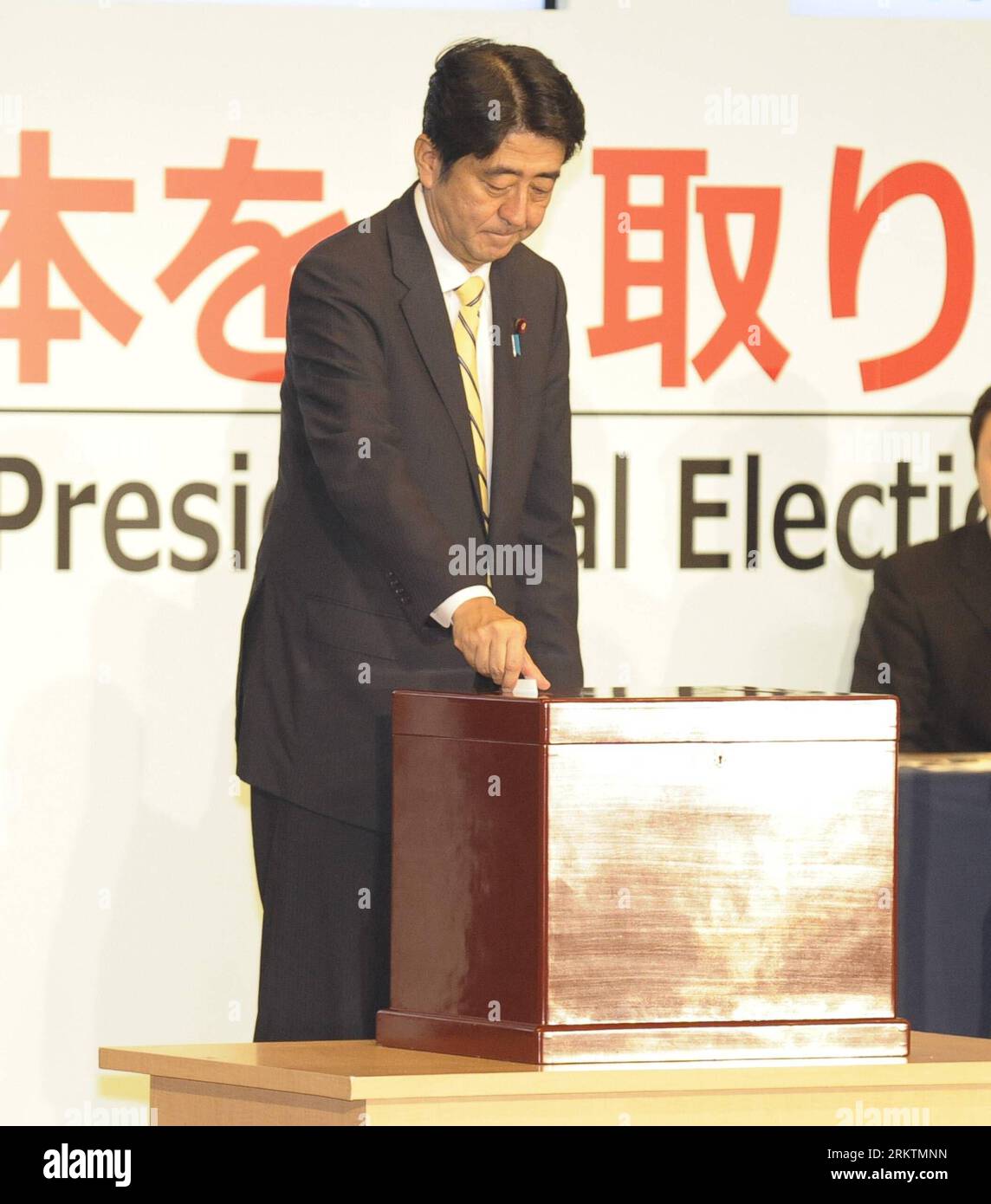 Bildnummer: 58515060  Datum: 26.09.2012  Copyright: imago/Xinhua (120926) -- TOKYO, Sept. 26, 2012 (Xinhua) -- Japan s former Prime Minister Shinzo Abe casts his vote in the presidential election of the main opposition Liberal Democratic Party (LDP) at the party headquarters in Tokyo, Sept. 26, 2012. Japan s former Prime Minister Shinzo Abe, 58, beat his rival ex-Defense Minister Shigeru Ishiba, 55, to win the presidential election of the main opposition Liberal Democratic Party (LDP) at the party headquarters here Wednesday in a run-off following the initial round, in which all five candidate Stock Photo