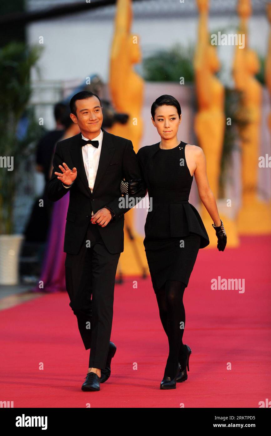 Bildnummer: 58532357  Datum: 29.09.2012  Copyright: imago/Xinhua (120929) -- SHAOXING, Sept. 29, 2012 (Xinhua) -- Actor Wen Zhang (L) and actress Ma Yili walk on the red carpet to attend the Award Ceremony of the 21st China Golden Rooster & Hundred Flowers Film Festival in Shaoxing City, east China s Zhejiang Province, Sept. 29, 2012. The festival, the largest film awards event in China, will close on Saturday night. (Xinhua/Ju Huanzong) (lx) CHINA-SHAOXING-GOLDEN ROOSTER & HUNDRED FLOWERS FILM FESTIVAL (CN) PUBLICATIONxNOTxINxCHN People Entertainment Film Filmfestival premiumd x0x xmb 2012 ho Stock Photo