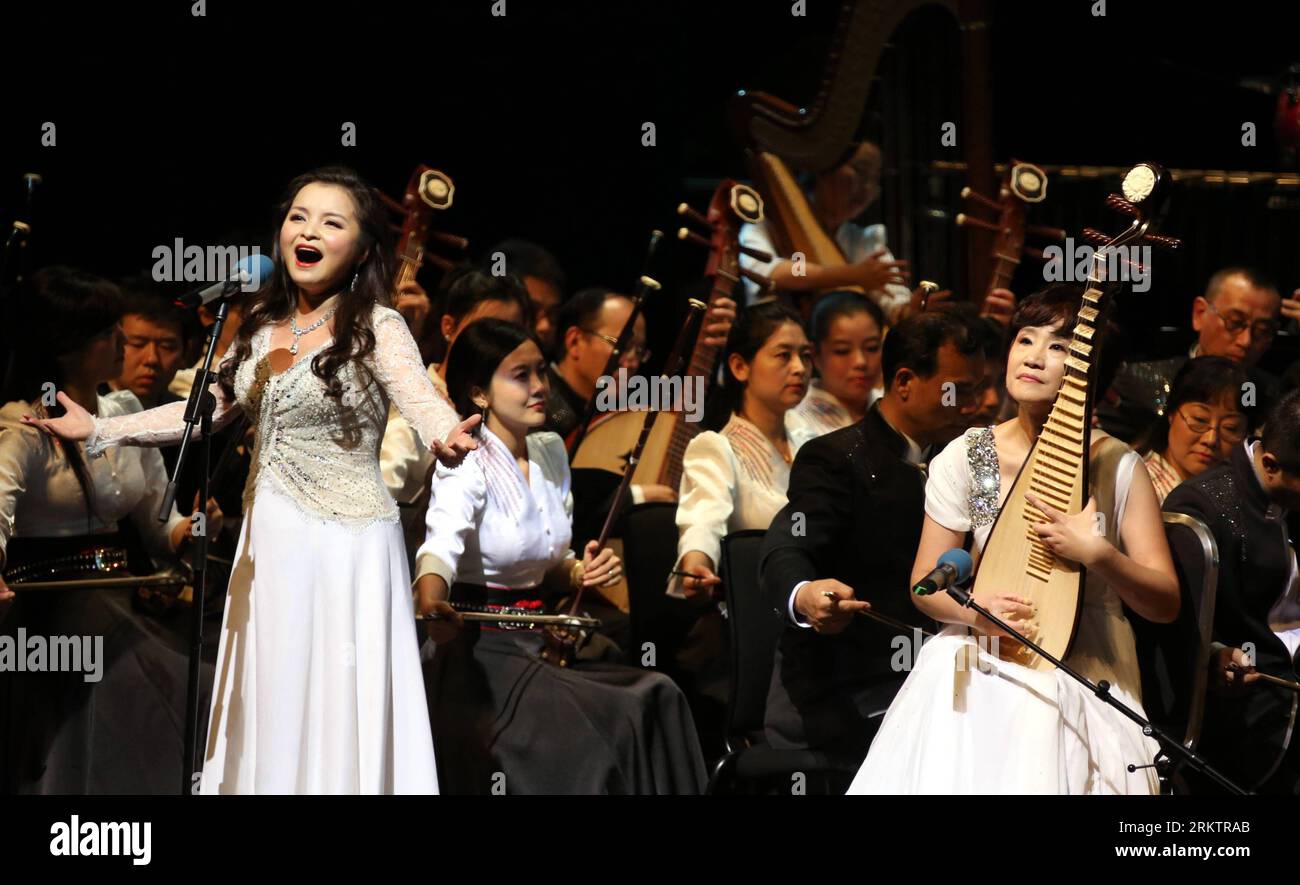 Bildnummer: 58536298  Datum: 30.09.2012  Copyright: imago/Xinhua HONG KONG, 2012 (Xinhua) -- Singer Wu Bixia (L) and lute player Wu Yuxia perform during a concert to celebrate the Mid-Autumn Festival in Hong Kong, south China, Sept. 30, 2012. The Mid-Autumn Festival, which falls on Sept. 30 this year, is a traditional Chinese festival, with a custom of family reunion and eating moon cakes. (Xinhua/Li Peng)(mcg) CHINA-HONG KONG-MID-AUTUMN FESTIVAL-CONCERT (CN) PUBLICATIONxNOTxINxCHN Kultur people Musik Aktion xas x0x 2012 quer     58536298 Date 30 09 2012 Copyright Imago XINHUA Hong Kong 2012 X Stock Photo