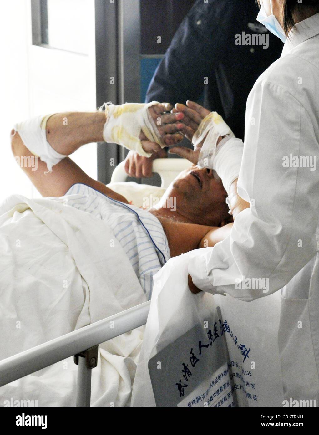 Bildnummer: 58540109  Datum: 01.10.2012  Copyright: imago/Xinhua (121001) -- TIANJIN, Oct. 1, 2012 (Xinhua) -- An injured German national receives medical treatment at the People s Hospital in Tianjin s Wuqing District after a road accident which claimed 6 lives on a pivotal expressway linking Beijing with Shanghai near Beijing, capital of China, Oct. 1, 2012. Six people, including five German nationals and a Chinese, were killed and 14 others, 12 were German, injured after a tourist bus rear-ended a container truck and caught fire on Monday morning on the expressway. None of the injured is li Stock Photo