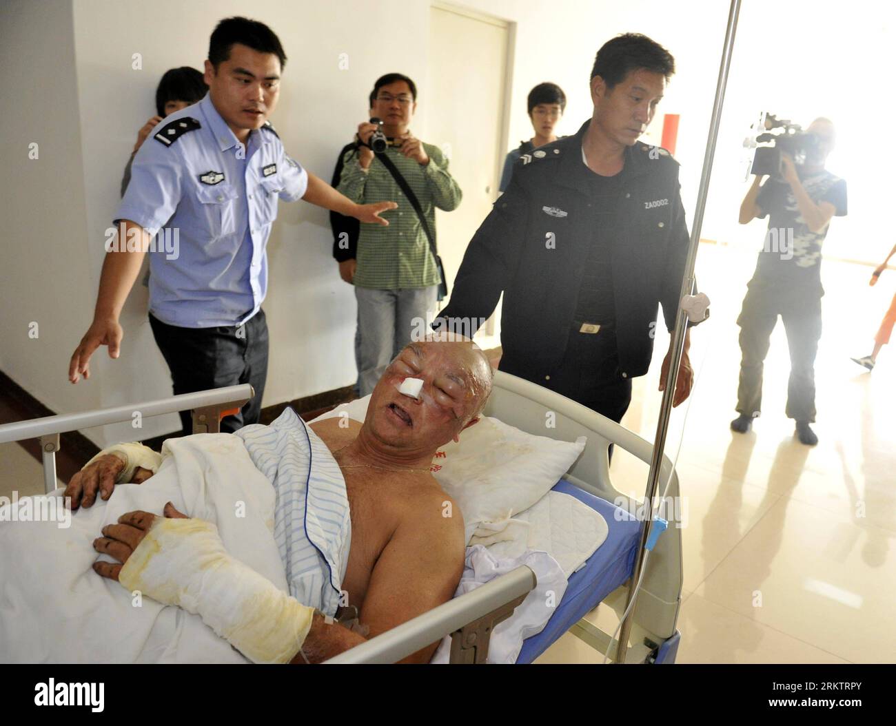 Bildnummer: 58540110  Datum: 01.10.2012  Copyright: imago/Xinhua (121001) -- TIANJIN, Oct. 1, 2012 (Xinhua) -- An injured German national receives medical treatment at the People s Hospital in Tianjin s Wuqing District after a road accident which claimed 6 lives on a pivotal expressway linking Beijing with Shanghai near Beijing, capital of China, Oct. 1, 2012. Six people, including five German nationals and a Chinese, were killed and 14 others, 12 were German, injured after a tourist bus rear-ended a container truck and caught fire on Monday morning on the expressway. None of the injured is li Stock Photo