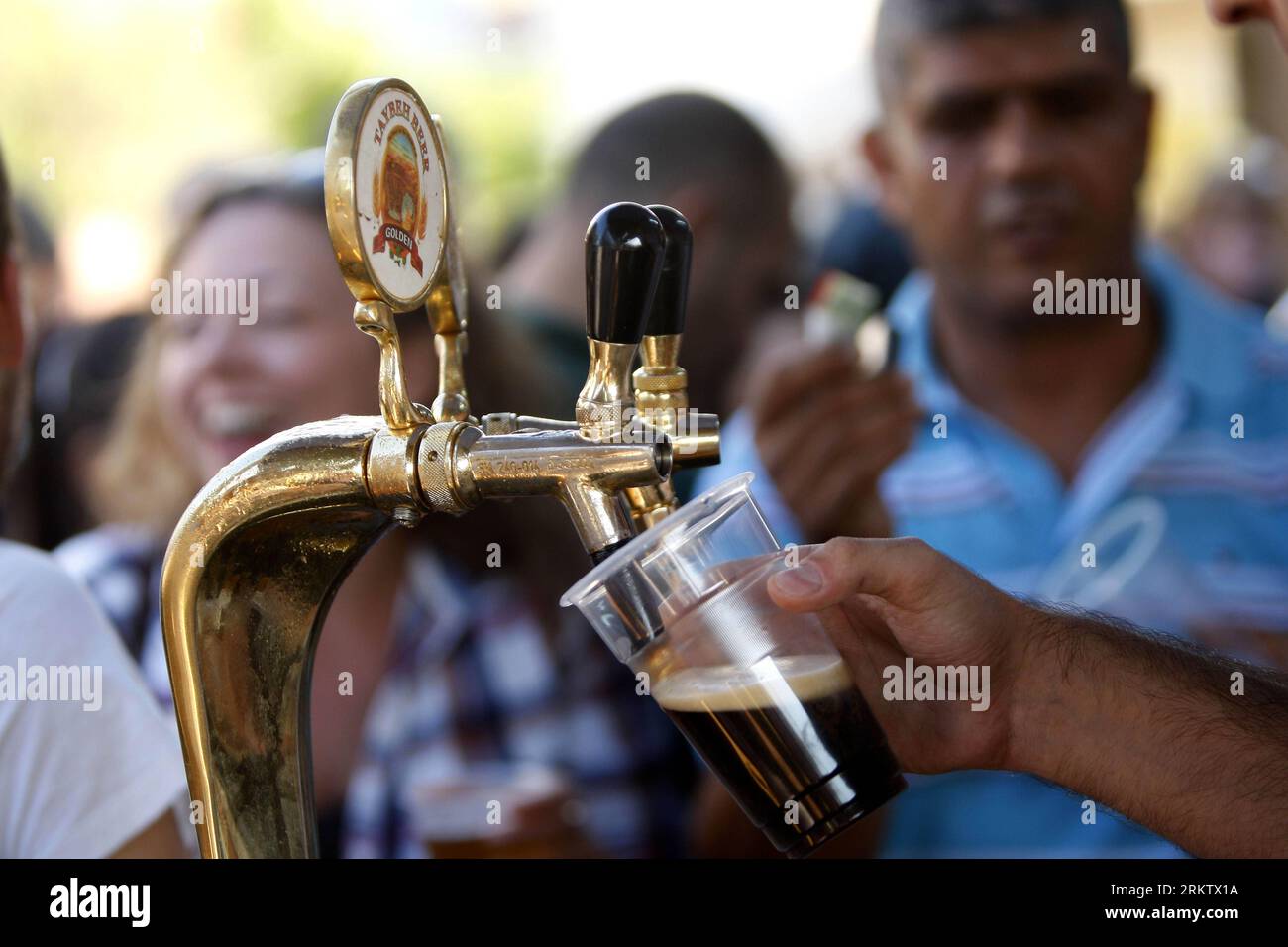 Bildnummer: 58561121  Datum: 06.10.2012  Copyright: imago/Xinhua A Palestinian pours Beer during the 2012 Taybeh Oktoberfest beer festival in the West Bank Christian village of Taybeh, near Ramallah, on Oct. 6, 2012. The annual beer festival is put on by the Taybeh brewery, the only such establishment in the predominantly Muslim Palestinian territories. (Xinhua/Fadi Arouri) MIDEAST- RAMALLAH- OKTOBERFEST- BEER PUBLICATIONxNOTxINxCHN Gesellschaft Alkohol Zapfhahn Becher Bierbecher Bierzapfen Objekte x0x xds 2012 quer     58561121 Date 06 10 2012 Copyright Imago XINHUA a PALESTINIAN pour Beer du Stock Photo