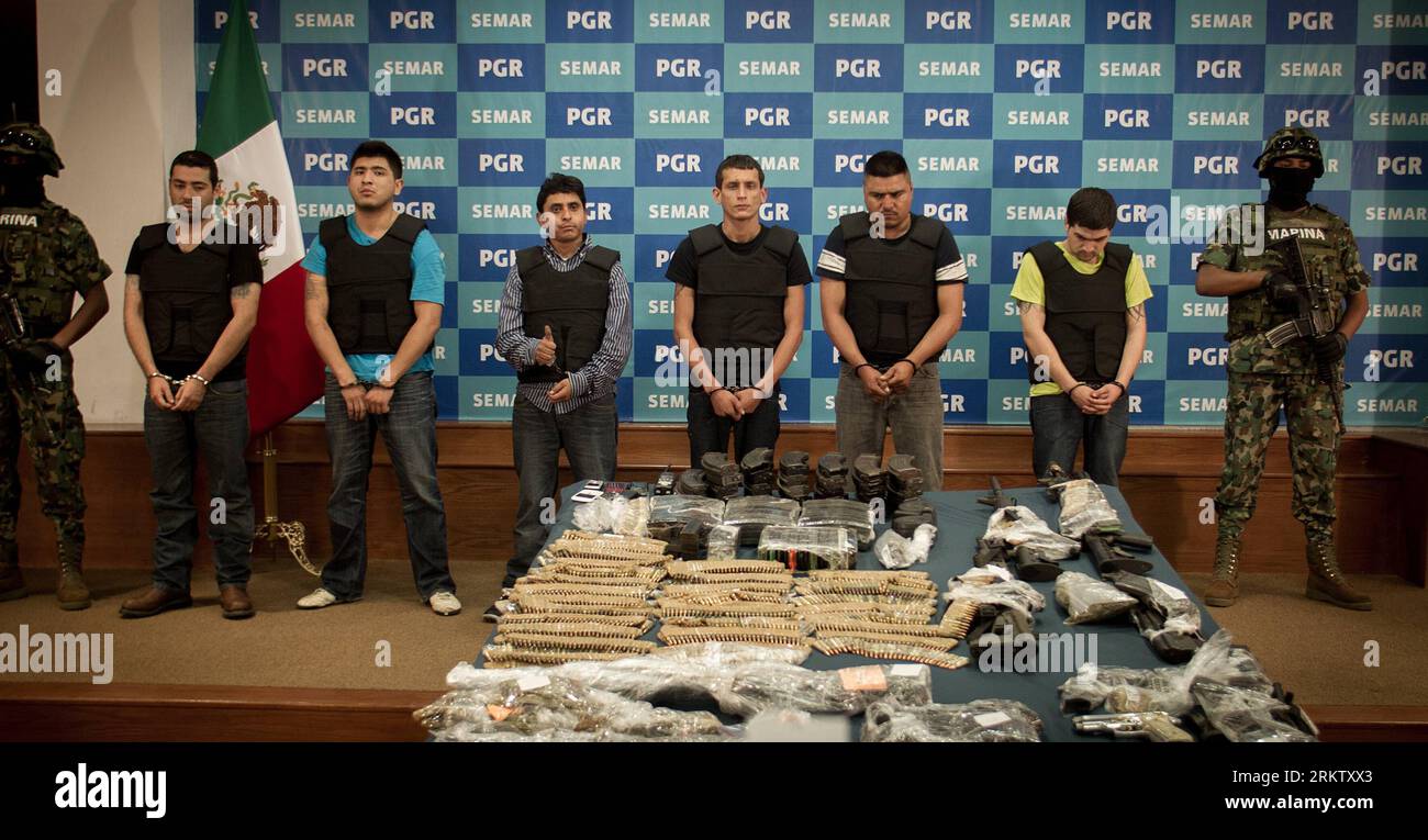 Bildnummer: 58566101  Datum: 08.10.2012  Copyright: imago/Xinhua Salvador Alfonso Martinez Escobedo (4th L), also known as La Ardilla , allegedly in charge of northern Mexico states of Tamaulipas, Nuevo Leon and Coahuila for criminal organization Los Zetas is presented to the local media at the headquarters of the organized-crime division of the Attorney General s Office (SIEDO, for its acronym in Spanish), in Mexico City, capital of Mexico, on Oct. 8, 2012. Salvador Alfonso Martinez Escobedo is allegedly one of the masterminds behind the massacre of 72 illegal immigrants that took place on 20 Stock Photo