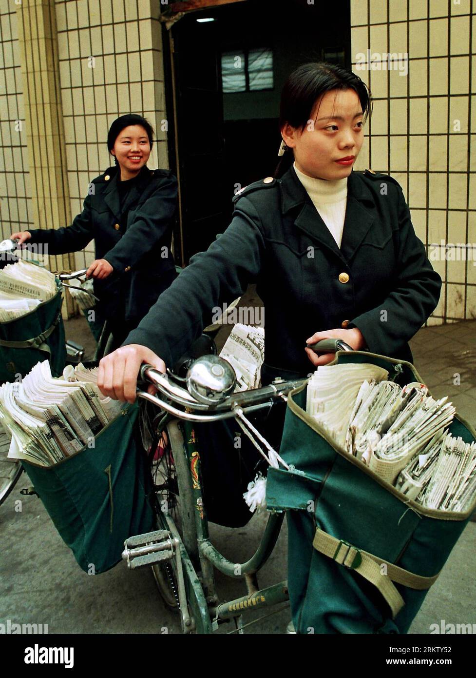 Bildnummer: 58569391  Datum: 01.10.1994  Copyright: imago/Xinhua Postwomen set off for work by bike in Zhengzhou, capital of central China s Henan Province, October of 1994. (Xinhua/Wang Song) (lmm) BRIDGING WE CHINA-LIFESTYLE-TRANSPORTATION (CN) PUBLICATIONxNOTxINxCHN Gesellschaft Arbeitswelten Post Briefträger Briefträgerin xas x1x 2012 hoch     58569391 Date 01 10 1994 Copyright Imago XINHUA  Set off for Work by Bike in Zhengzhou Capital of Central China S Henan Province October of 1994 XINHUA Wang Song lmm Bridging We China Lifestyle Transportation CN PUBLICATIONxNOTxINxCHN Society world o Stock Photo