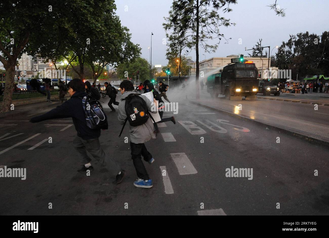 Bildnummer: 58571102  Datum: 09.10.2012  Copyright: imago/Xinhua (121010) -- SANTIAGO, Oct. 10, 2012 (Xinhua) -- A tanker squirts water to demonstrators during a protest against Hinzpeter Law , in Santiago, capital of Chile, on Oct. 9, 2012. According to local press, the social movements involved in the protests, said that the inititative seeks to criminalize social protest and the government has taken advantage of the circumstances to expedite its passage. (Xinhua/Jorge Villegas)(ctt) CHILE-SANTIAGO-PROTEST PUBLICATIONxNOTxINxCHN Politik Demo Protest Ausschreitungen Strassenschlacht xjh x0x p Stock Photo